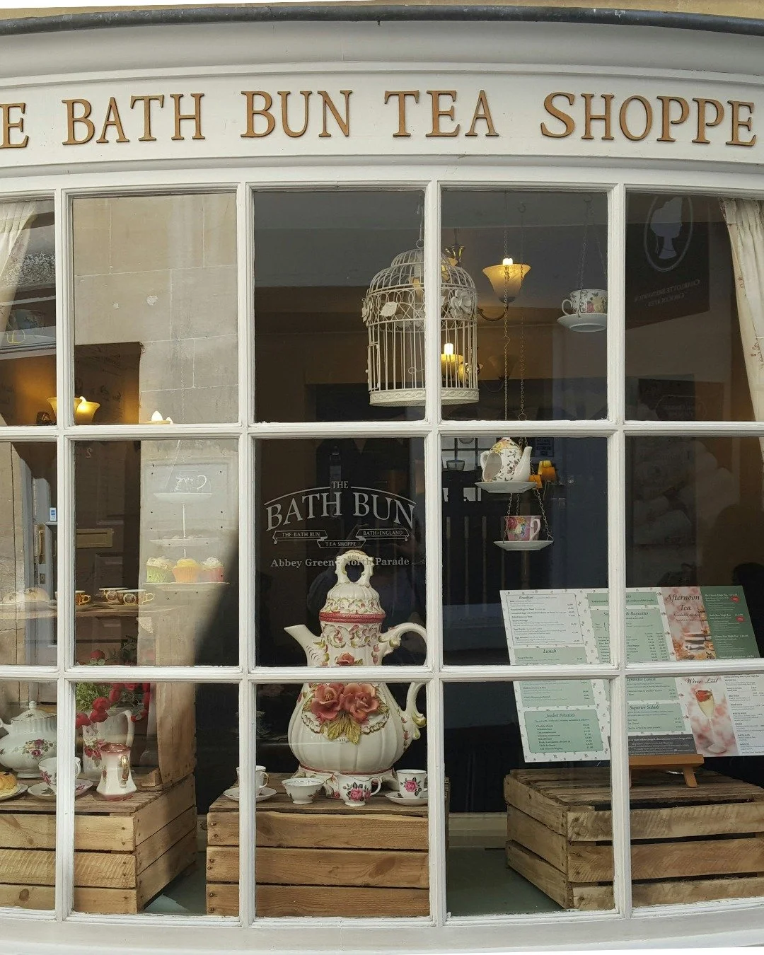 🍵✨ Parfumer les salons de th&eacute;, cr&eacute;er une parenth&egrave;se sensorielle 

Un salon de th&eacute; est un lieu de douceur, de calme et de partage. 
Le parfum y trouve naturellement sa place, pour prolonger l&rsquo;exp&eacute;rience et env