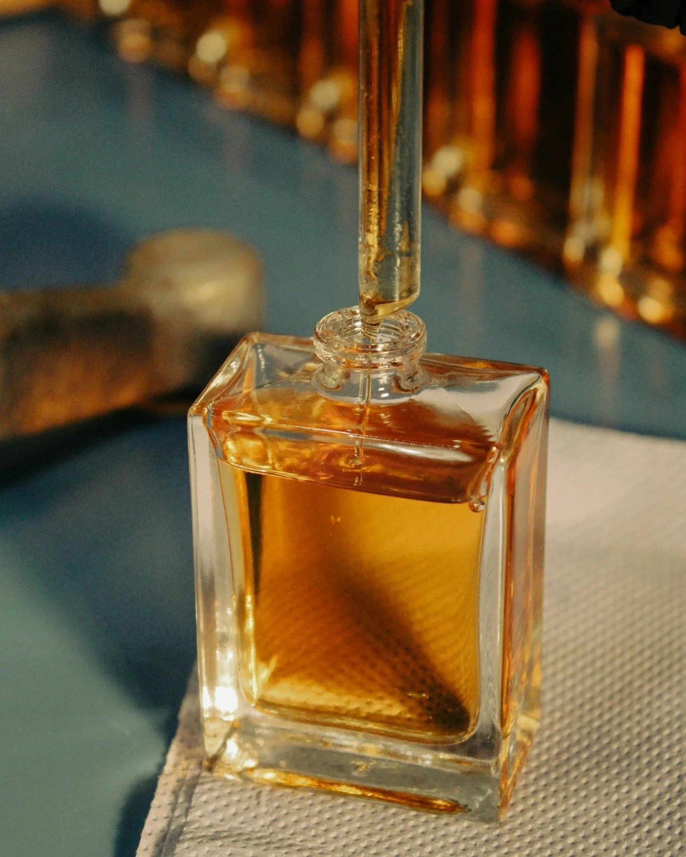 L&rsquo;artisanat au service du parfum 

Chaque produit parfum&eacute; que nous cr&eacute;ons est fabriqu&eacute; &agrave; la main en France, avec soin et passion. De la s&eacute;lection des mati&egrave;res premi&egrave;res &agrave; l&rsquo;emballage