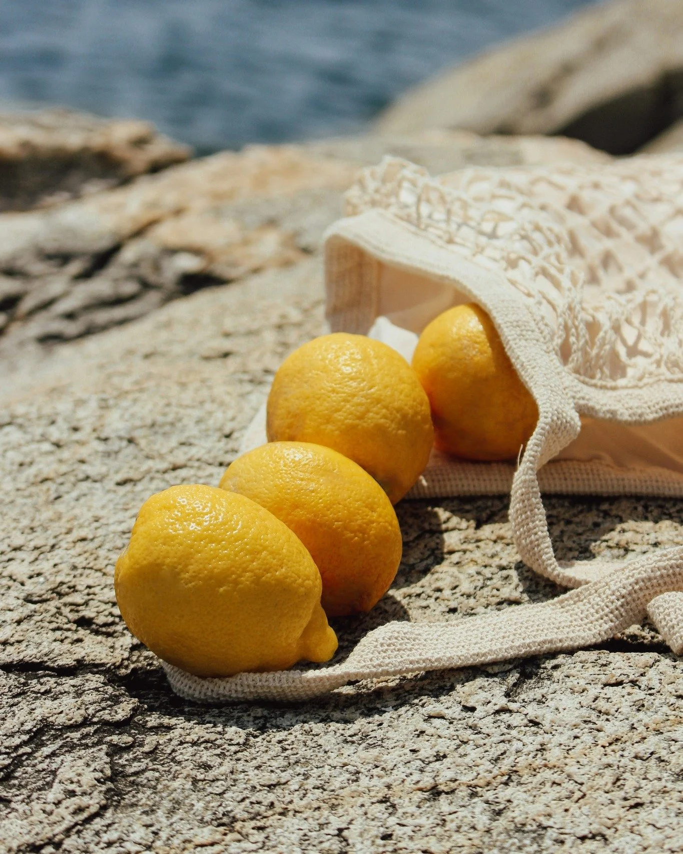Les beaux jours arrivent&hellip; et l&rsquo;envie de fra&icirc;cheur aussi 🍋☀️ 

Place aux notes d&rsquo;agrumes : vives, p&eacute;tillantes et lumineuses, elles r&eacute;veillent instantan&eacute;ment les sens et insufflent une &eacute;nergie nouve
