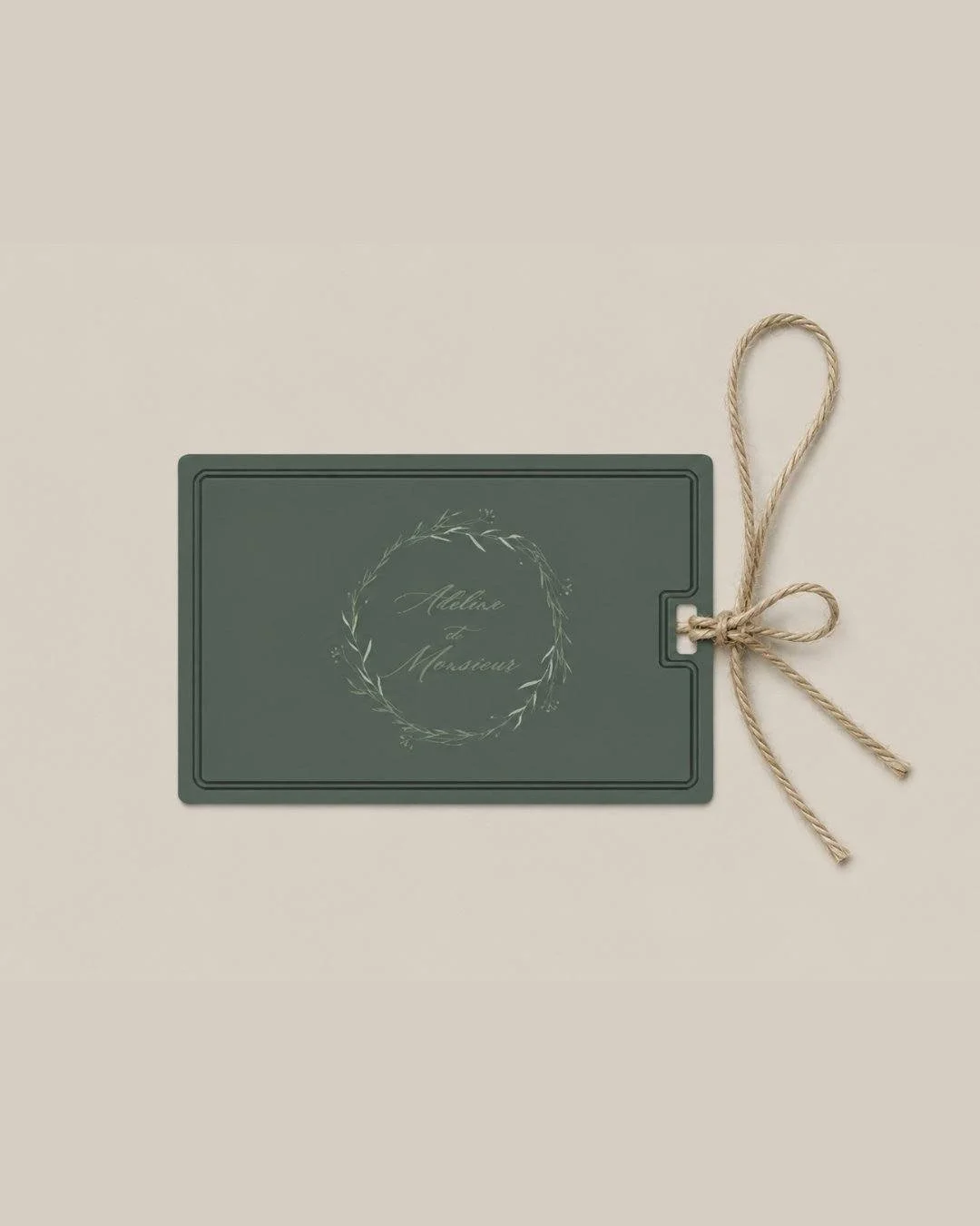 💌✨ La saison des mariages est officiellement ouverte&hellip; et si vous offriez un souvenir qui laisse une empreinte olfactive unique ? 

Nos cartes parfum&eacute;es sont l&rsquo;attention parfaite pour remercier vos invit&eacute;s, sublimer vos tab
