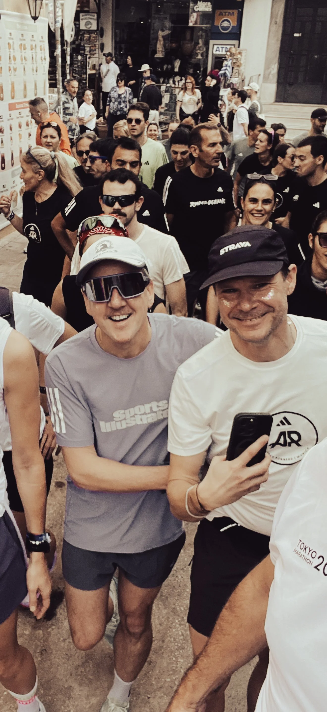 Zwei-Läufer-in-großer-Laufgruppe.jpg