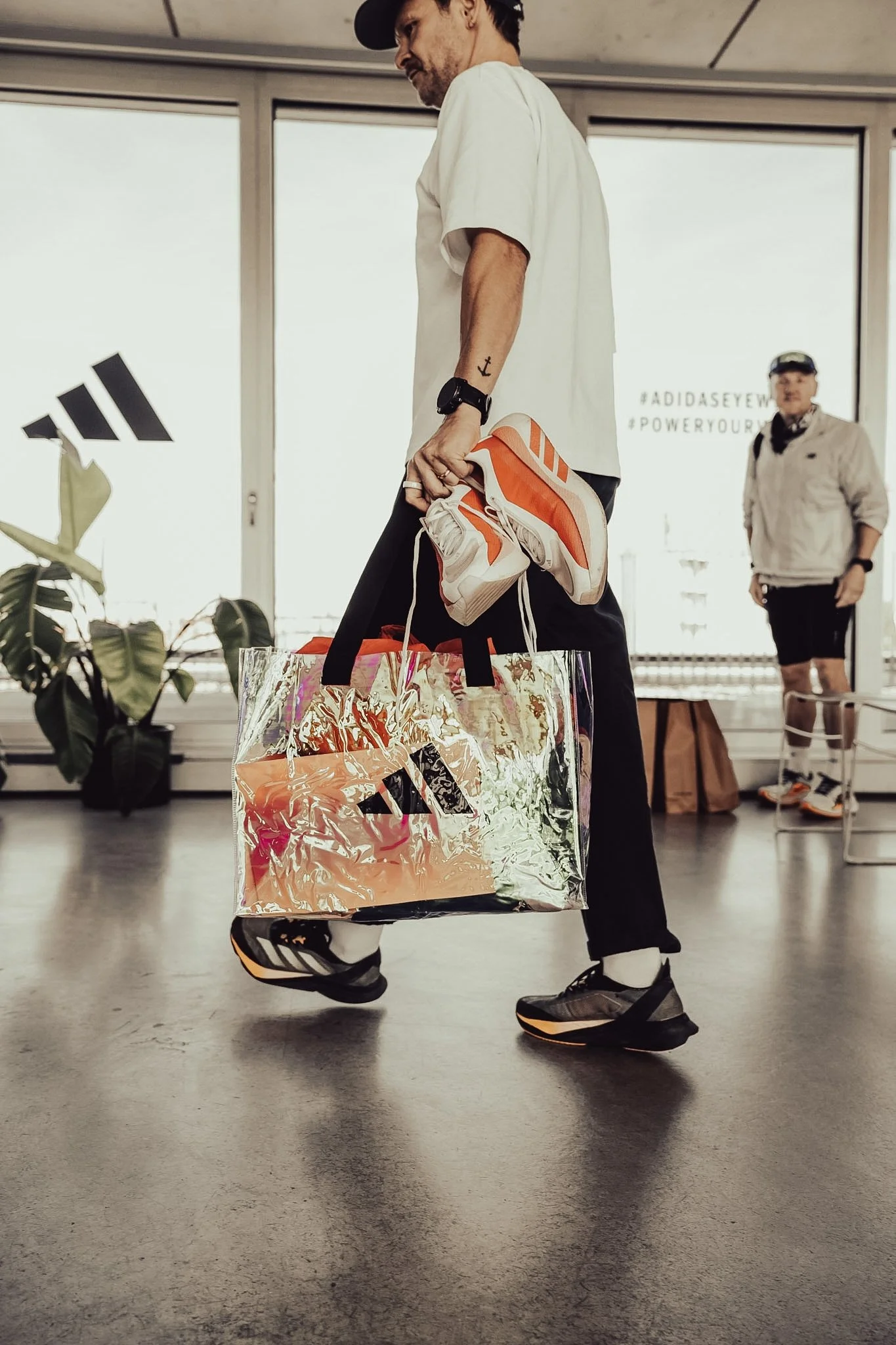 Läufer mit Tüte und Laufschuhen.JPG