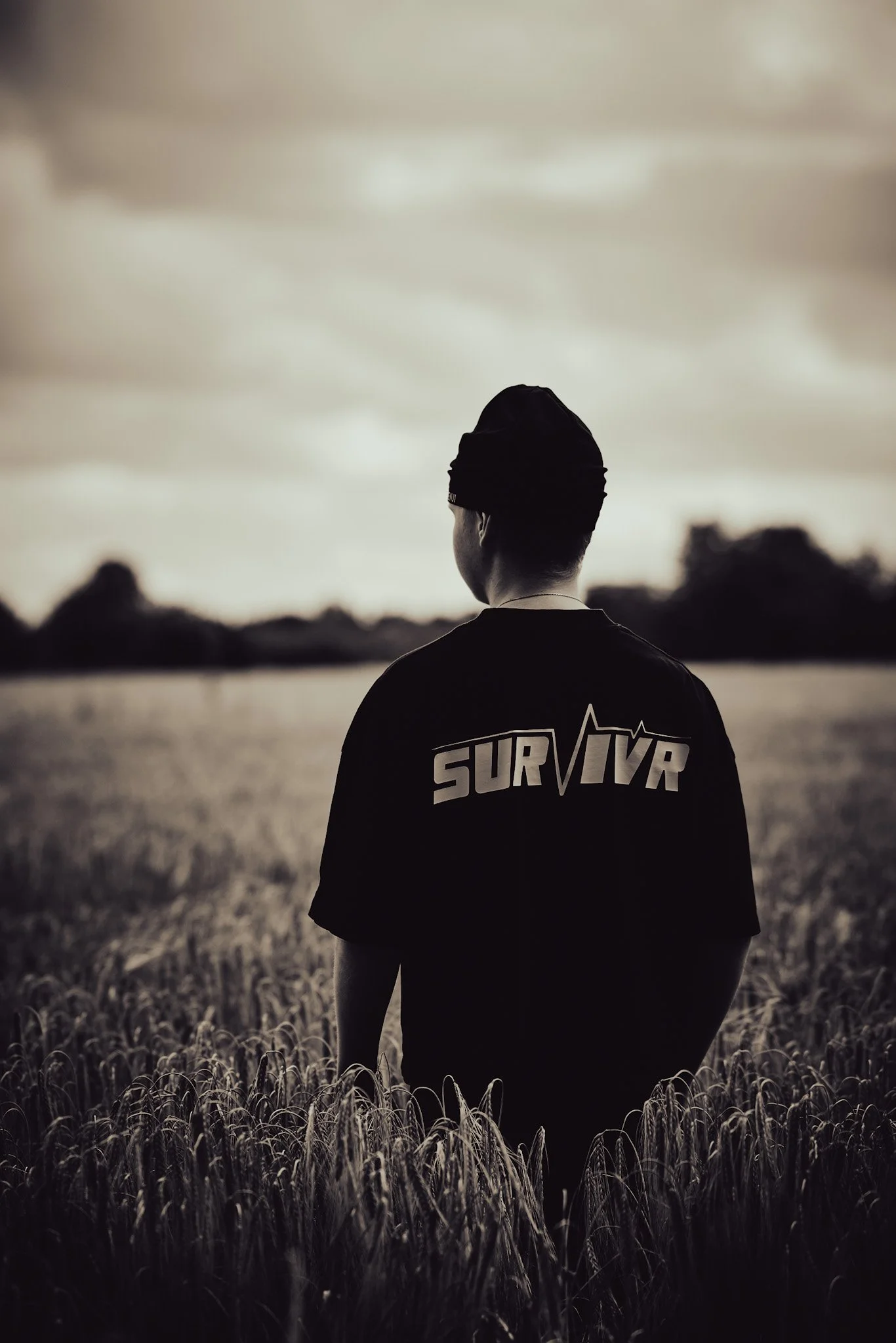 Mann im Kornfeld mit Survivr Shirt.jpg