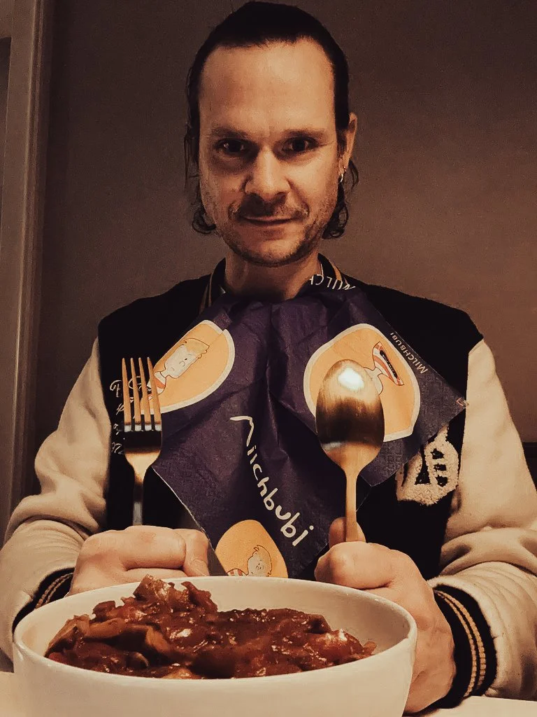 Läufer bereitet sich mit ausgewogenem Essen auf Training vor