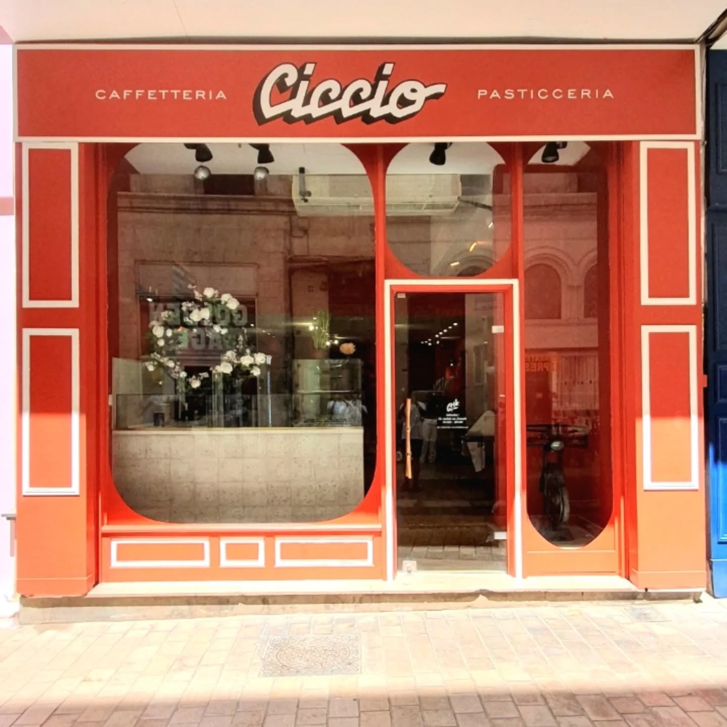 Cr&eacute;ation d'un lettrage sur mesure pour le logotype de Ciccio 💥
Declinaison sur enseigne, signaletique interieure et T Shirt.
Merci &agrave; toute l'&eacute;quipe pour ce super projet 🔥

Juin 2024, Marseille

#peintreenlettresmarseille
#ensei