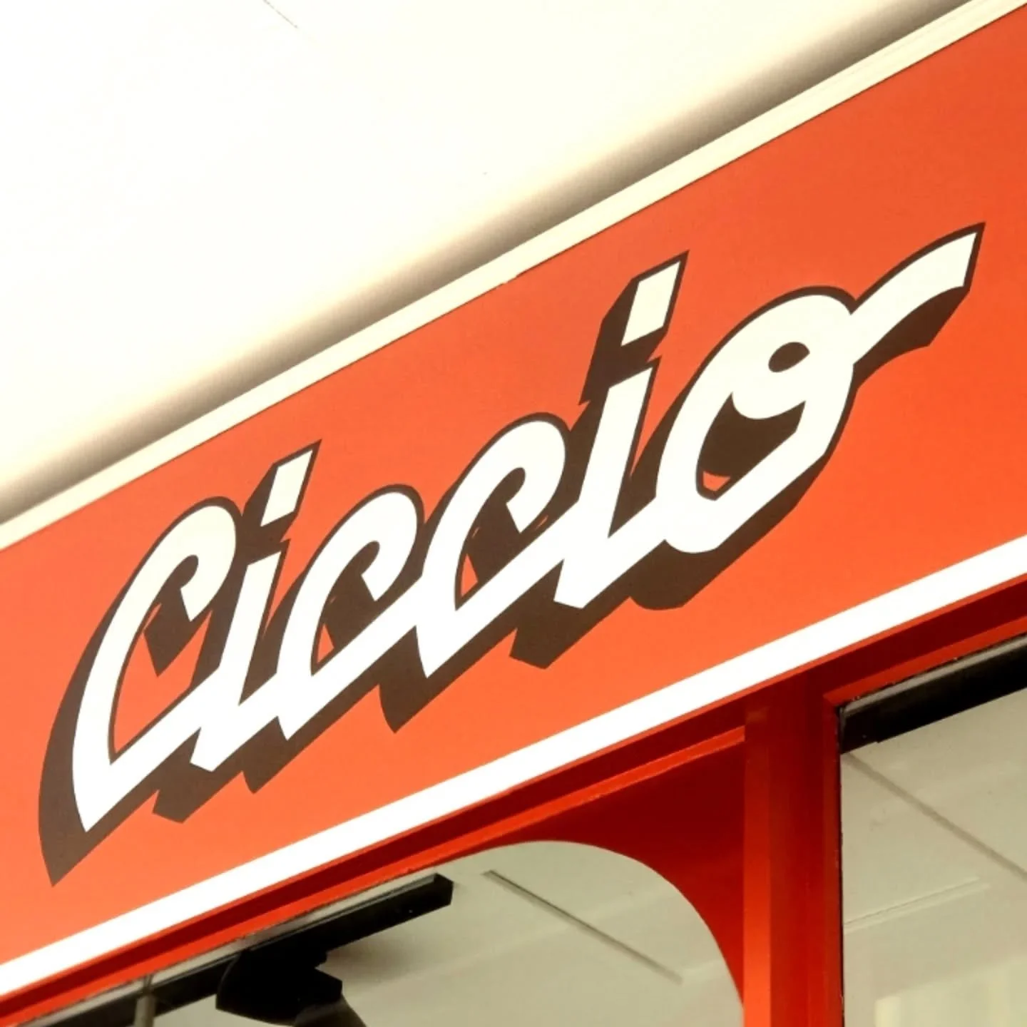 Branding &amp; Signpainting
Cr&eacute;ation d'un lettrage sur mesure pour le logotype de Ciccio 💥
Declinaison sur enseigne, signaletique interieure et T Shirt.
Merci &agrave; toute l'&eacute;quipe pour ce super projet 🔥

Juin 2024, Marseille

#pein