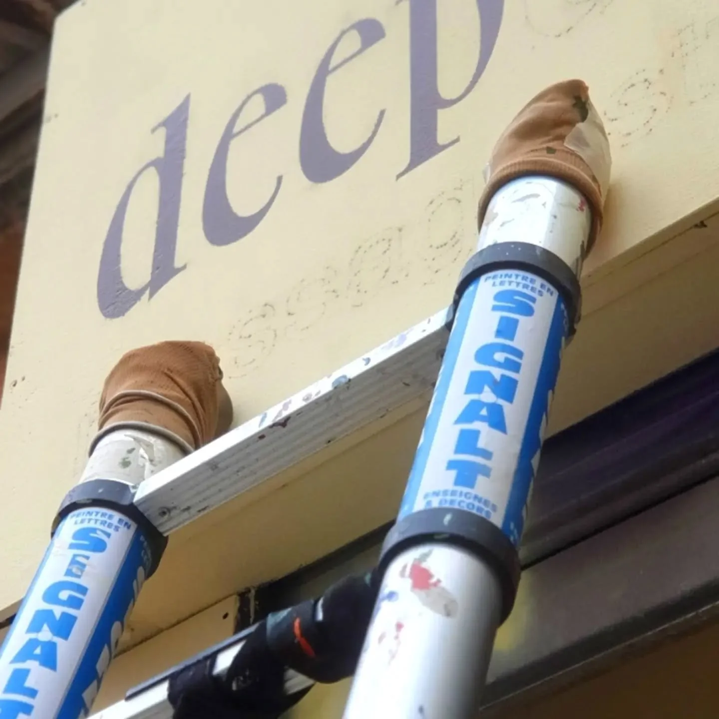 Enseigne peinte, peinture en lettres, rideau de fer pour @deepdeeptissue 💥

Marseille, 2025

#enseignespeintes
#peintureenlettresmarseille
#signalt