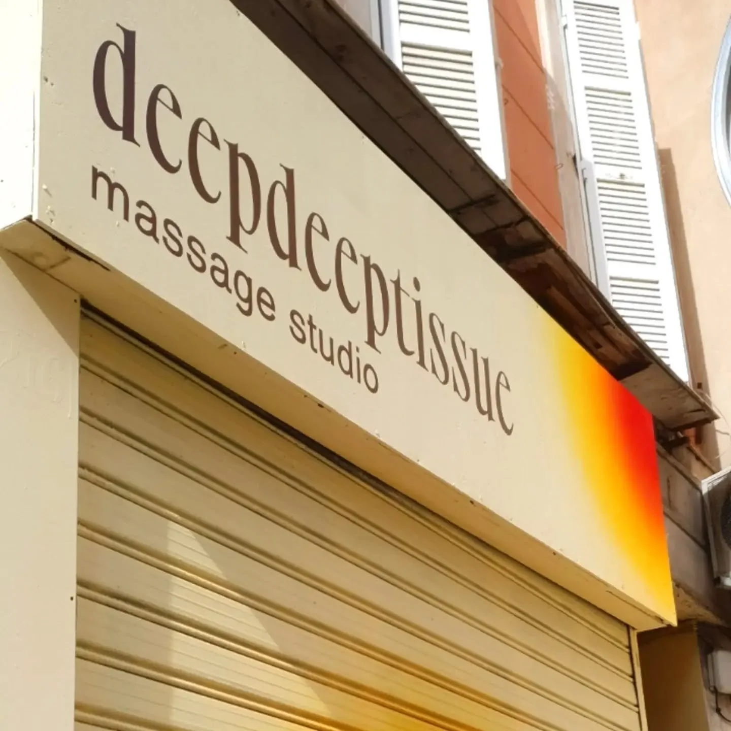 Enseigne peinte, peinture en lettres, rideau de fer pour @deepdeeptissue 💥

Marseille, 2025

#enseignespeintes
#peintureenlettresmarseille
#signalt