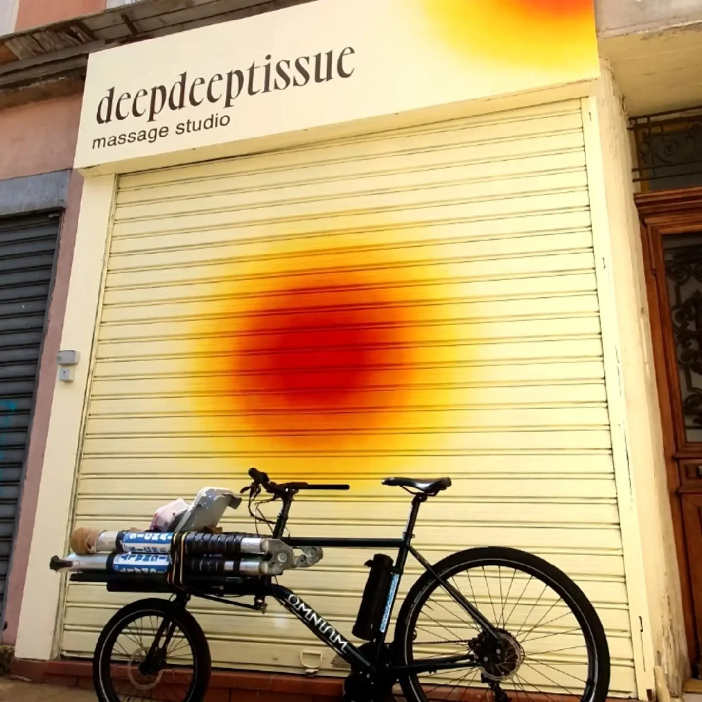 🔥 DEEPDEEP TISSUE 🔥 Avant/Apr&egrave;s 

Ravis d'avoir pu r&eacute;nover l'enseigne de ce local Rue d'Endoume,
Il a fallu nettoyer, faire quelques reprise puis repeindre la totalit&eacute; ! &Agrave; la fin, une belle typo peinte mais urtout le sup