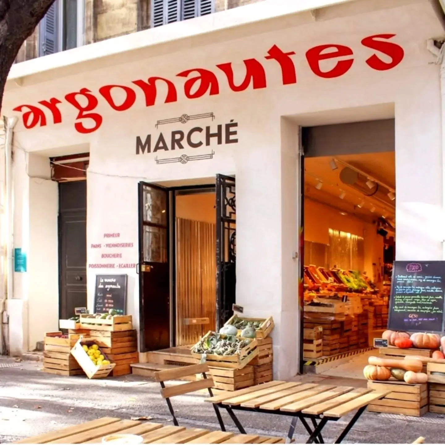 Le March&eacute; des argonautes 💙
Marseille, Longchamps - 2024
Enseigne et fresque ❣️

Un projet titanesque pour cet ancien th&eacute;atre rehabilit&eacute; en march&eacute; couvert. Nous avons pens&eacute; l'enseigne et le decor interieur, un vrai 