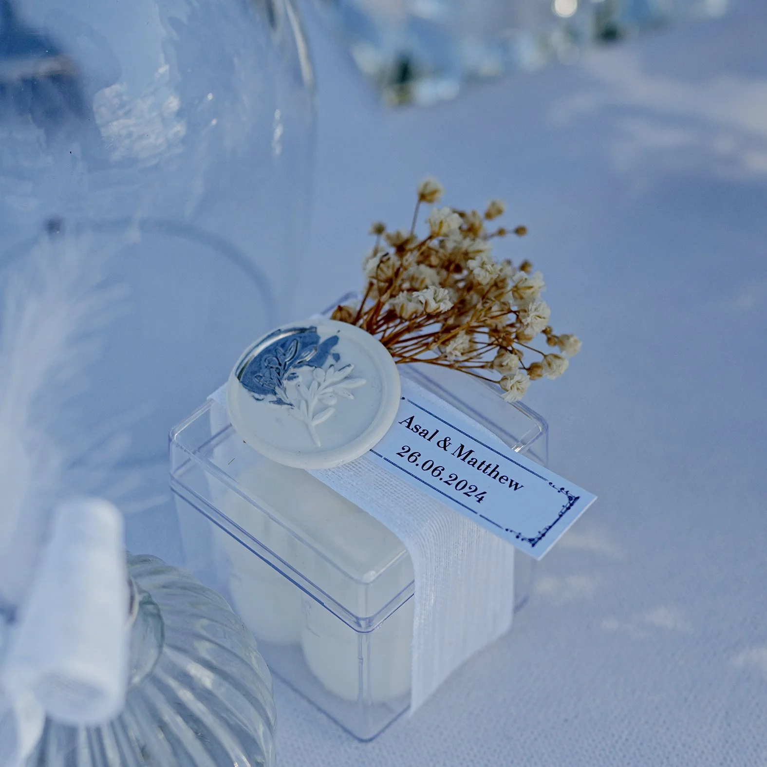 Flat lay of wedding invitation and glass decor – romantic detail captured by Saza Wed
نمای بالا از کارت دعوت عروسی و دکور شیشهای – جزئیاتی رمانتیک ثبت شده توسط Saza Wed
Düğün davetiyesi ve cam süslerle düz yerleştirme – Saza Wed’den romantik bir