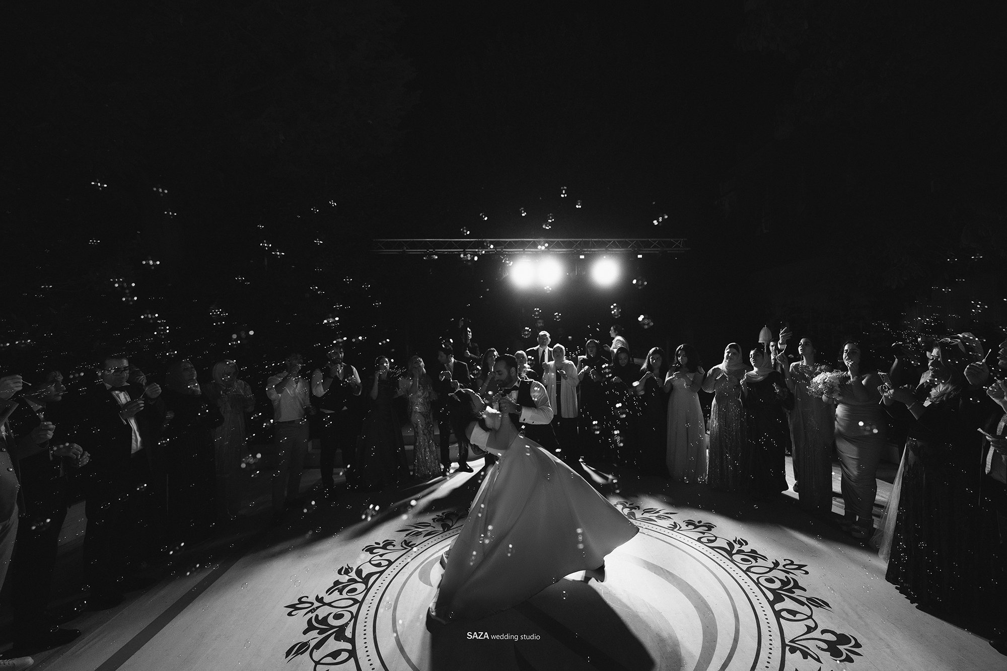 رقص اول عروس و داماد در شب – نمای سیاه و سفید در مراسم عمارت حلیم پاشا | Saza Wed
English:
Bride and groom’s first dance at night – Black & white wedding shot at Halim Paşa Mansion | Saza Wed
Türkçe:
Gece yapılan ilk dans – Halim Paşa Köşkü'nde siyah
