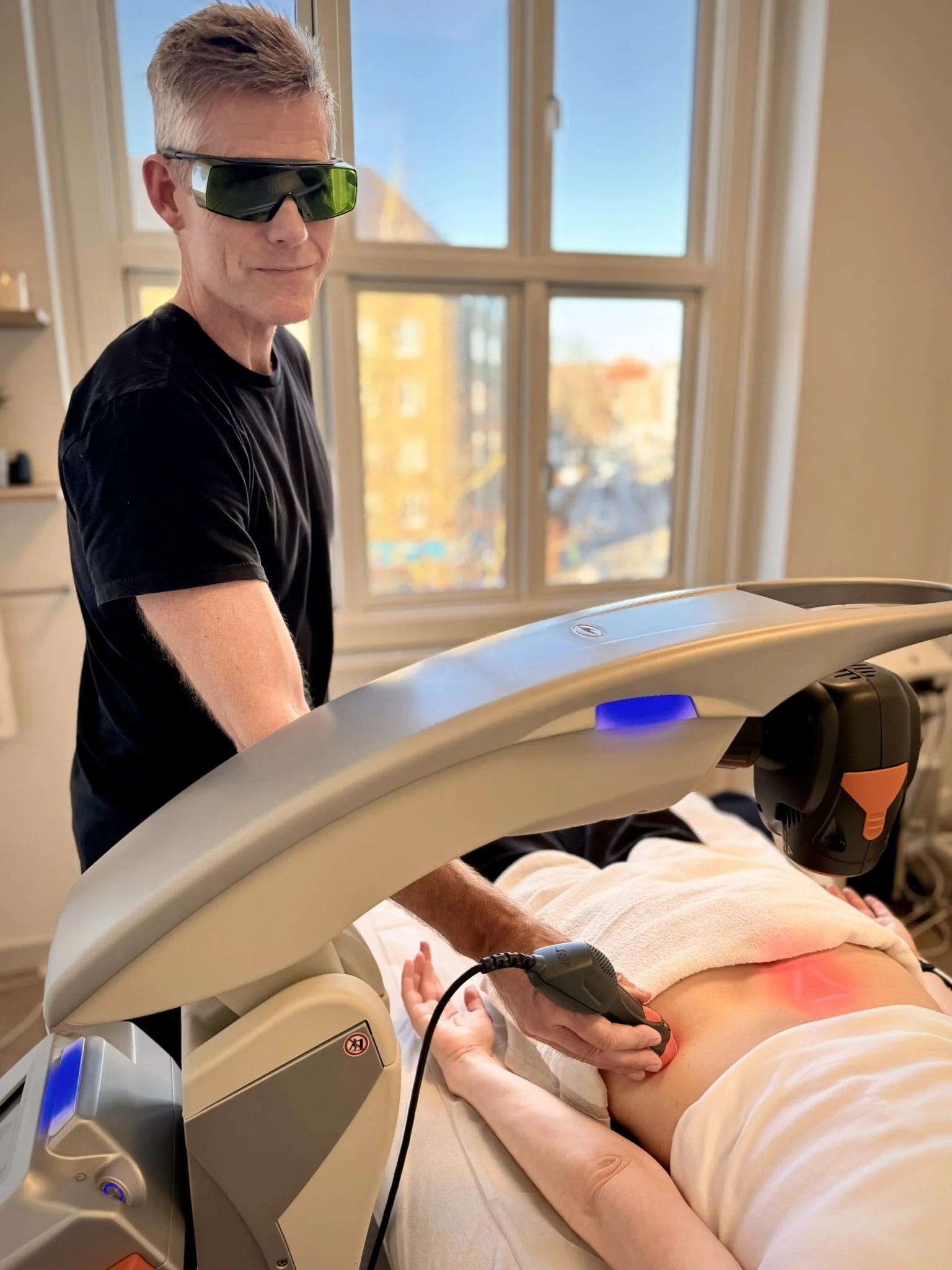 MLS-laserbehandling af ryg med ASAlaser