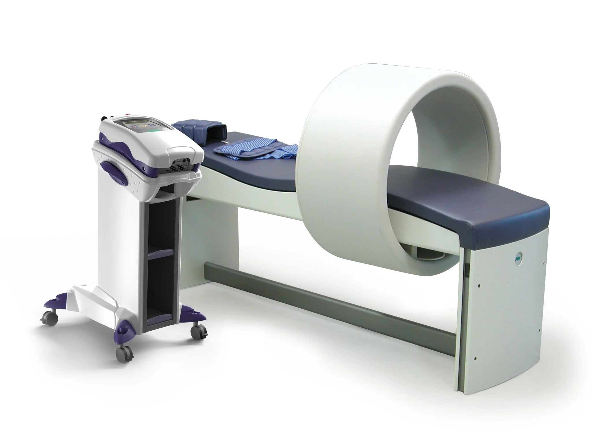 Magnet PMT Q fra ASAlaser vist som behandlingsleje med stor magnetring og blå applikatorer. Billedet præsenterer magnetterapi til hele kroppen, skånsom behandling og rehabilitering i klinisk praksis.