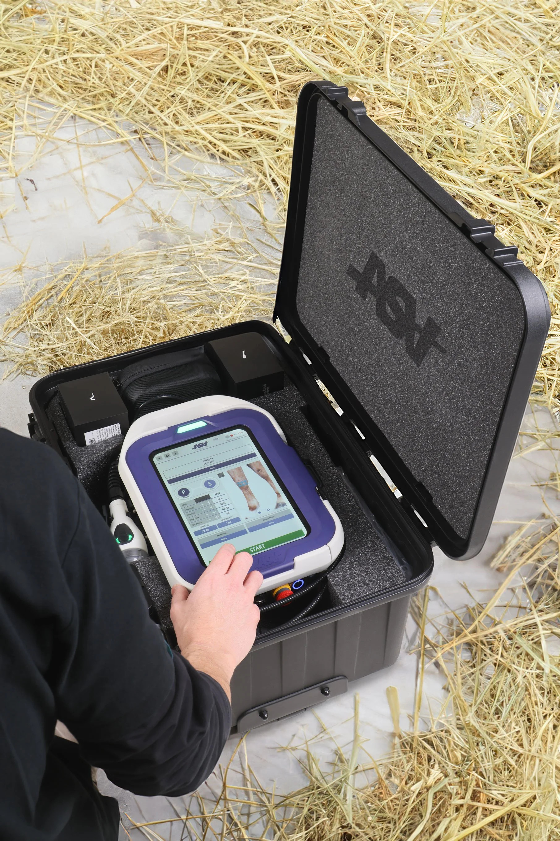 ASA M-VET laserudstyr fra ASAlaser i robust all terrain transportkasse – mobil klasse 4 laser klar til veterinær laserbehandling i stald og klinik.