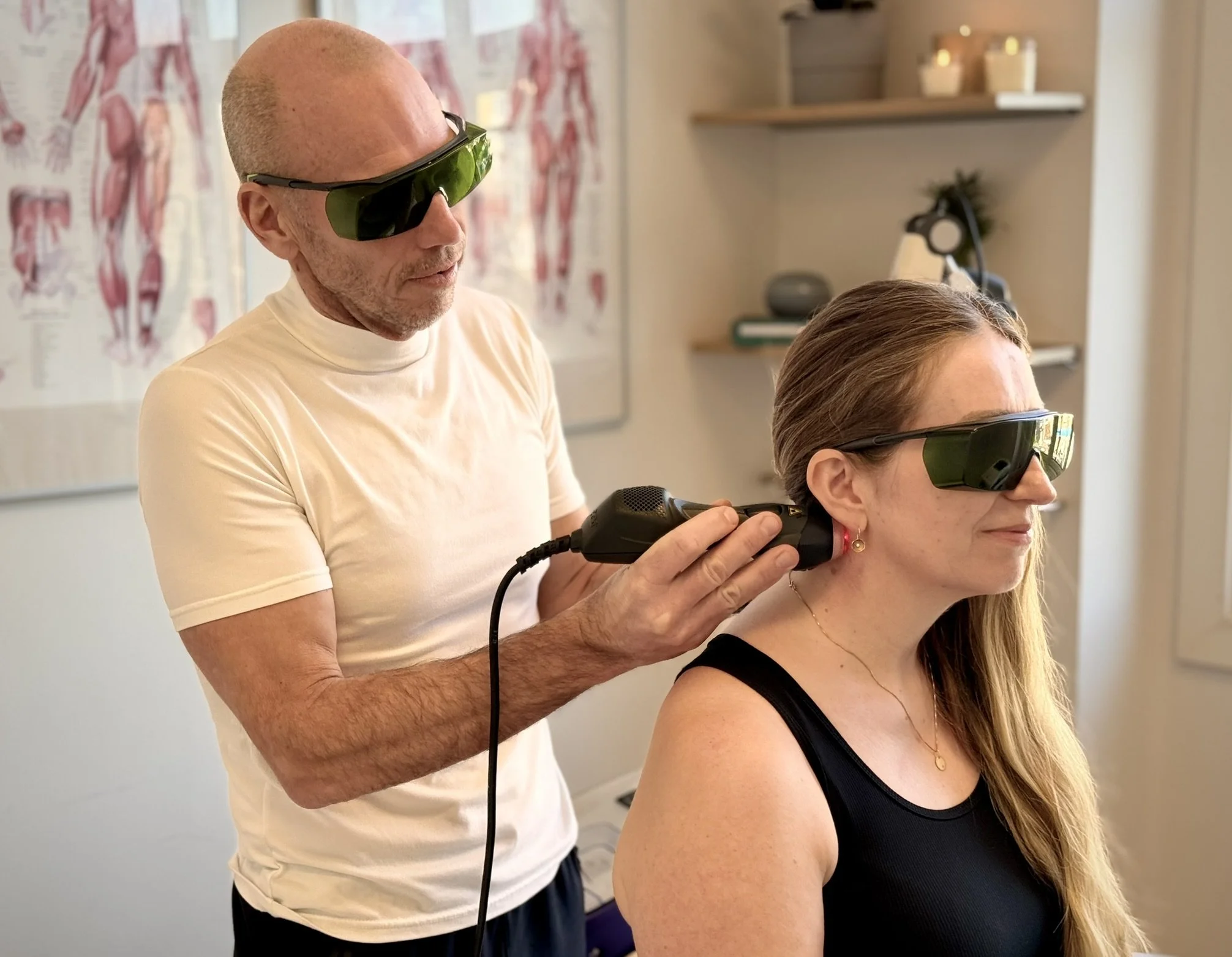 ASAlaser laserbriller til mennesker ved behandling af nakke og øvre ryg. Sikkerhedsbriller til professionel laserterapi i klinik.