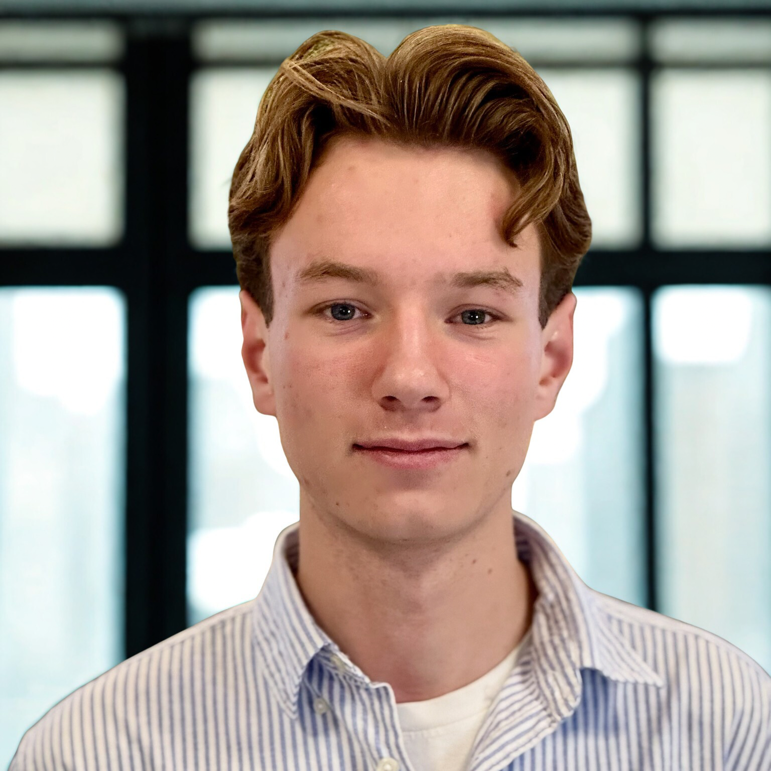 Yngre mand med stribet skjorte og mørket hår, New Yorker glasrude baggrund - Oscar Øberg