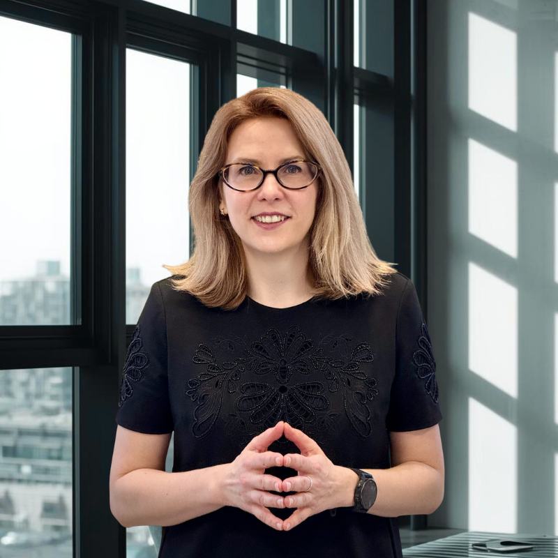 Olga-teammember-ASA-blond hair_wear glasses_in front of a New Yorker glas back ground