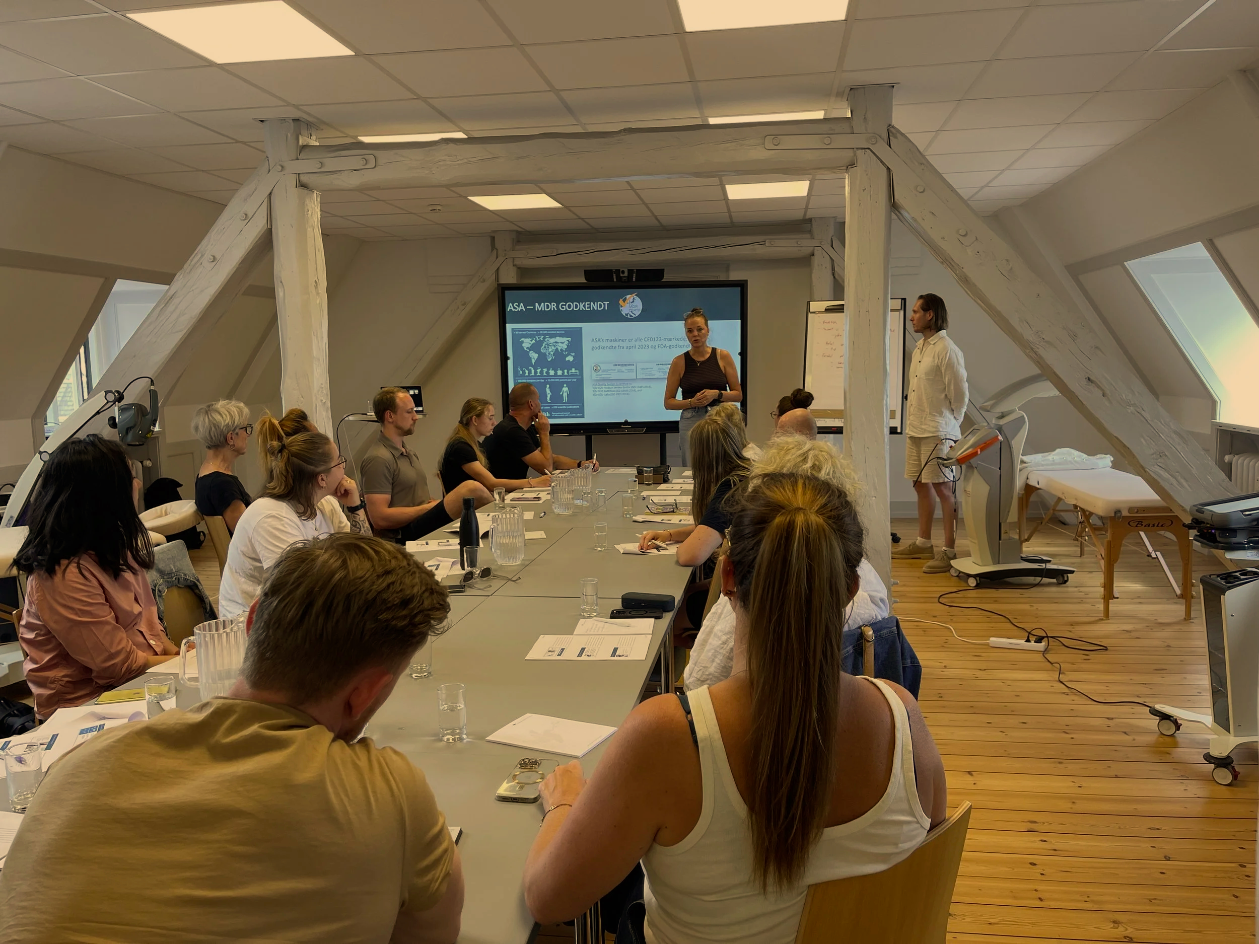Undervisning i MLS-laserterapi med ASAlaser, hvor kursister deltager i faglig gennemgang af klinisk laserbehandling, behandlingsmetoder og praktisk anvendelse.