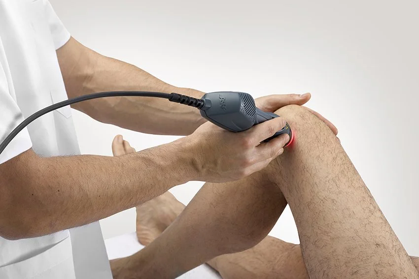 ASA Laser M-Hi laserterapi udstyr behandler knæ, knæled og ben med laser