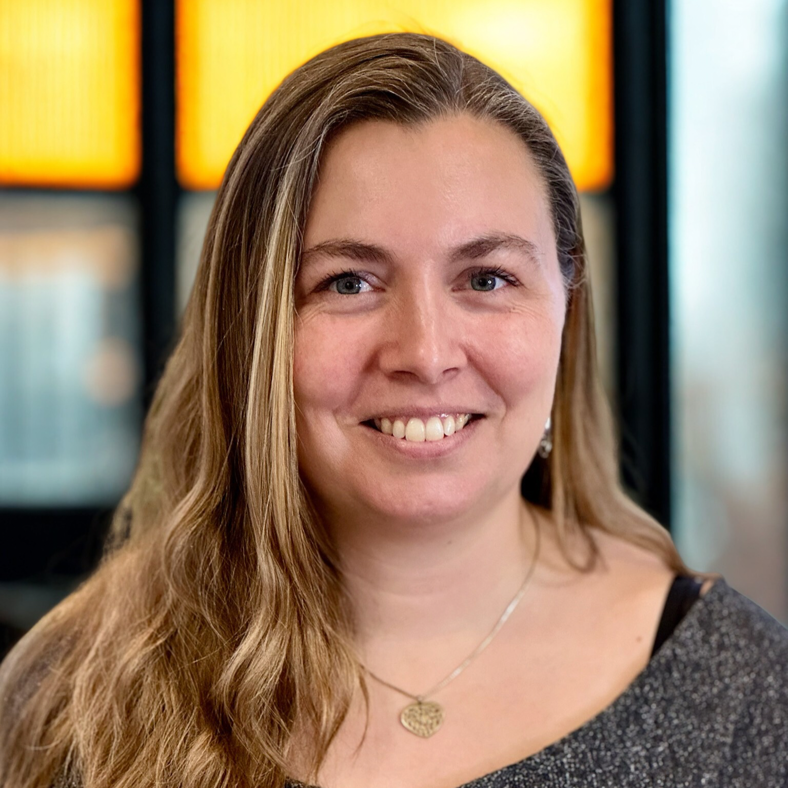 Kvinde langt hår med halskæde, Camilla Carlsen - Dyrlæge ASA Laser New Yorker glas baggrund