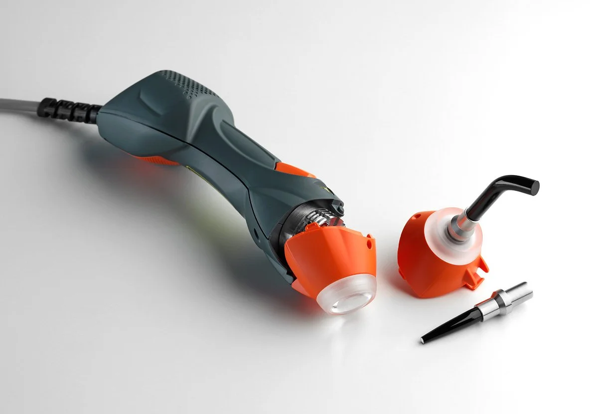 ASA Laser medicinsk laserudstyr Mphi VET Orange Equine, håndholdt laser ligger på et bord med forskellige dele