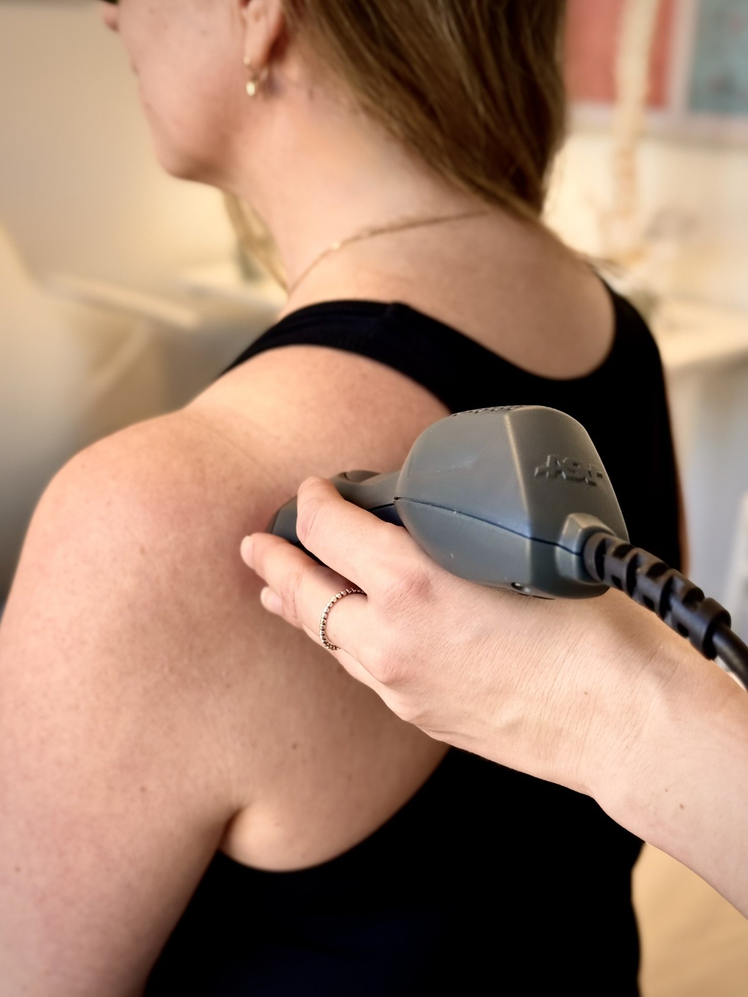 Målrettet laserbehandling med ASAlaser MLS-laser til skulder, nakke og øvre ryg. Billedet viser klinisk laserterapi i praksis, hvor avanceret laserteknologi anvendes til smertebehandling, restitution og rehabilitering.