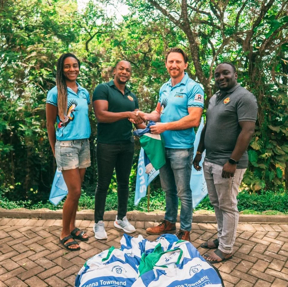 🏉🇺🇬👕 This morning the Tritons handed over the donated kit to Ebra from the ugandarugbylegends and Lionel from greenhillacademyug !! A special moment from this morning ✨💪 The kit will be shared with kids from schools and rugby clubs in Uganda.

F