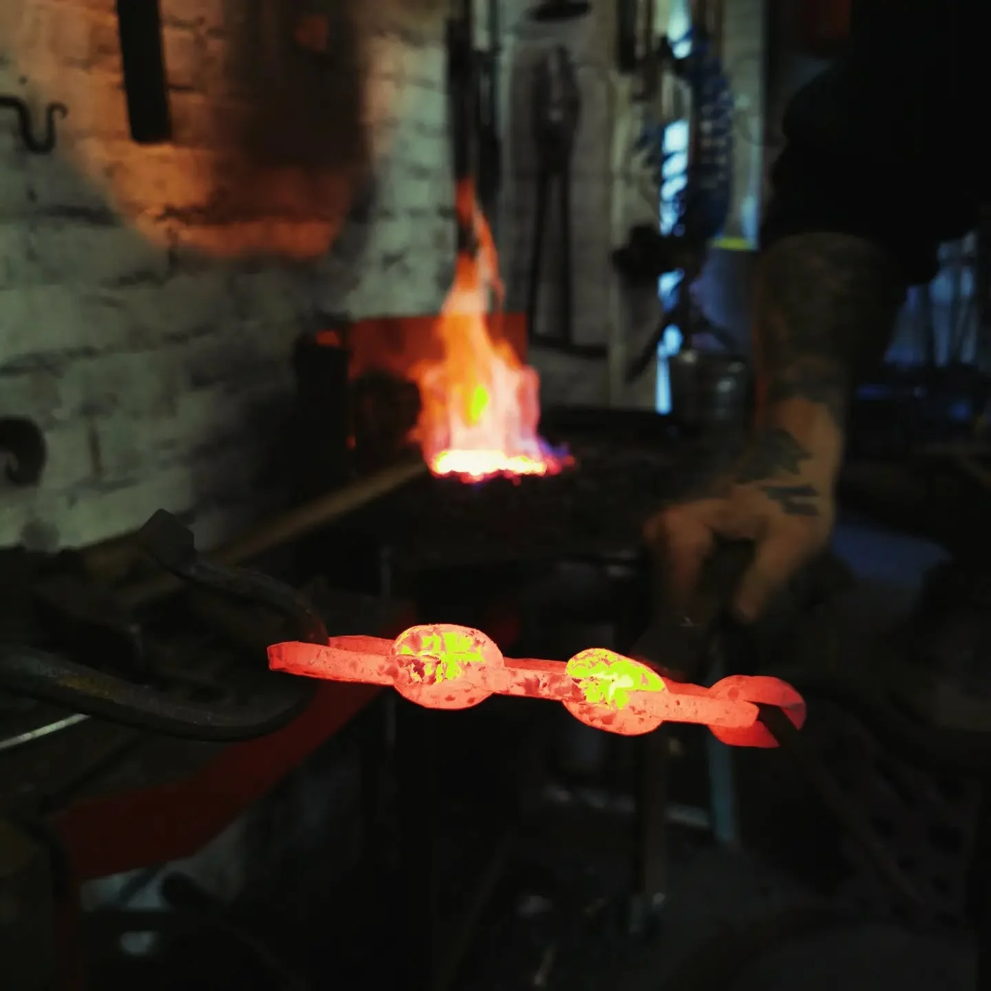 Big link! Little link! Big link! Little link all in a tidy little row!
Chain production for custom dog chains!

#fire #blacksmith #forge #metal #metalwork #hammer #craft #tongs #chain #chainmaking #traditionalcraft #traditonal #maker #craftastherapy 