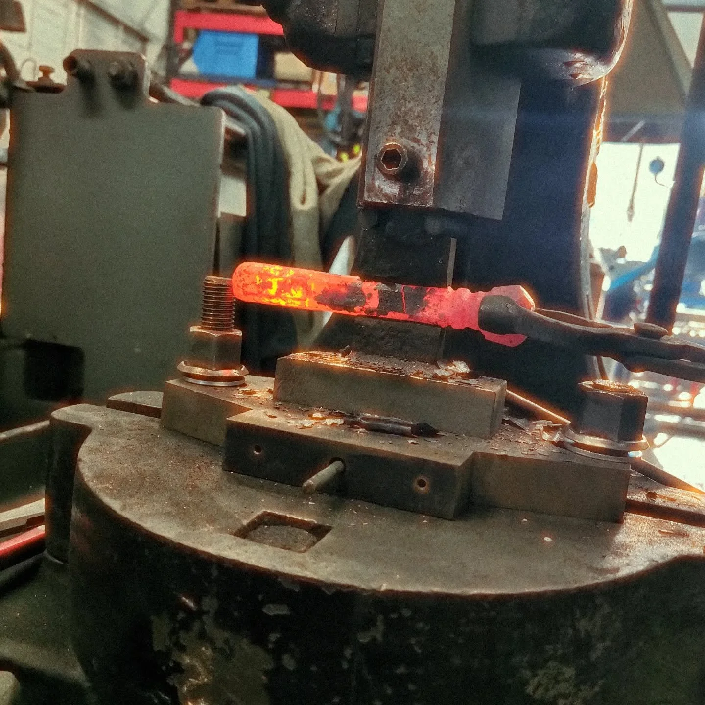 Sometime you just want a pretty handle for the tools you wanna make!
Hopefully this one comes out well!

#fire #blacksmith #forge #metal #metalwork #hammer #craft #blacksmithing #tongs #chain #chainmaking #blackcountry #birmingham #westmidlands #fire