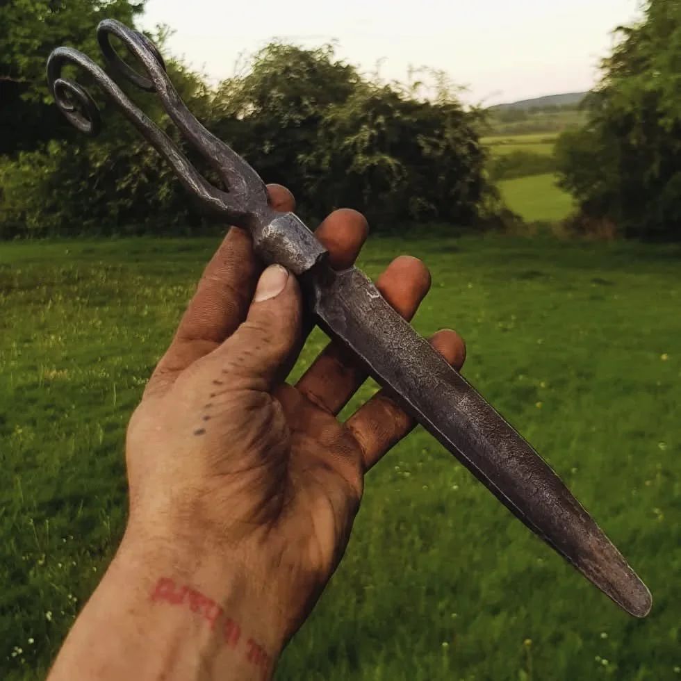 Peice worked on a while back but felt like sharing, seeding trowel. Was quite fun getting the ergonomics right for the handle.

#fire #blacksmith #forge #metal #metalwork #hammer #craft #blacksmithing #tongs #blacksmithtools #tools #hammer #anvil #ha
