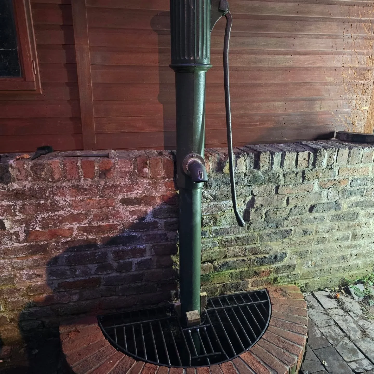 This pump has sat in the yard of an 18th-century farmhouse for a very, very long time. Sadly, it hasn't drawn water for many decades and it had always been a dream of our customer's to get it back to a usable state. The customer was also completely u
