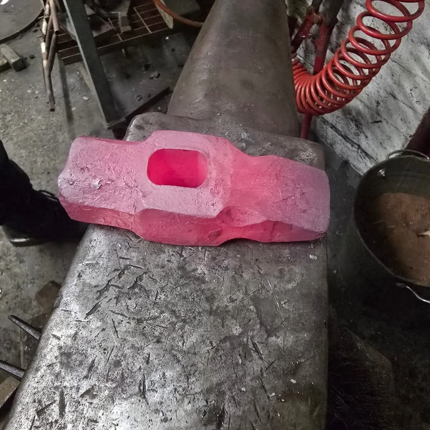 My very gifted student, @matt_mr.f decided he wanted to make a hammer. Seeing as we are based in #cradleyheath he decided that the obvious choice was a chainmakers hammer and I just happened to have some large scrap stud chain to make it from. Fantas