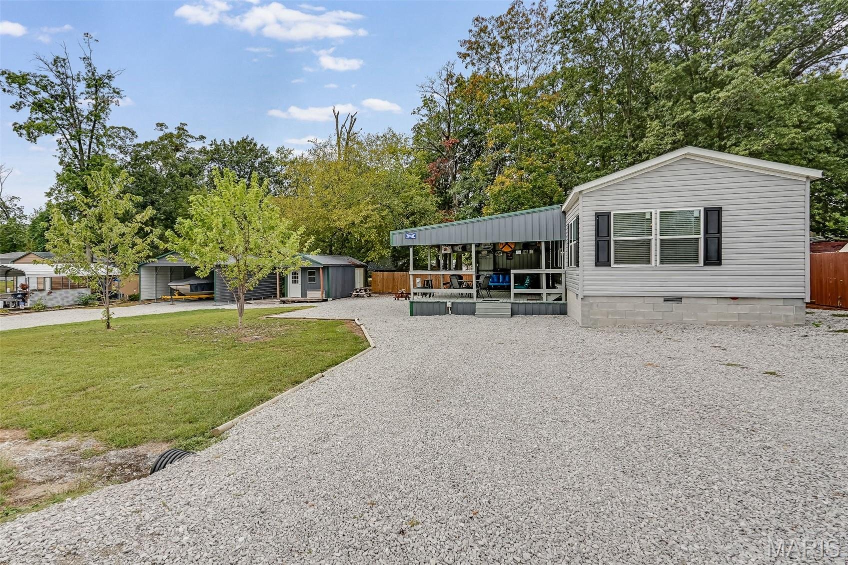 19950 Harbor Drive Carlyle, IL 62231 (1,000 sqft) $220,000