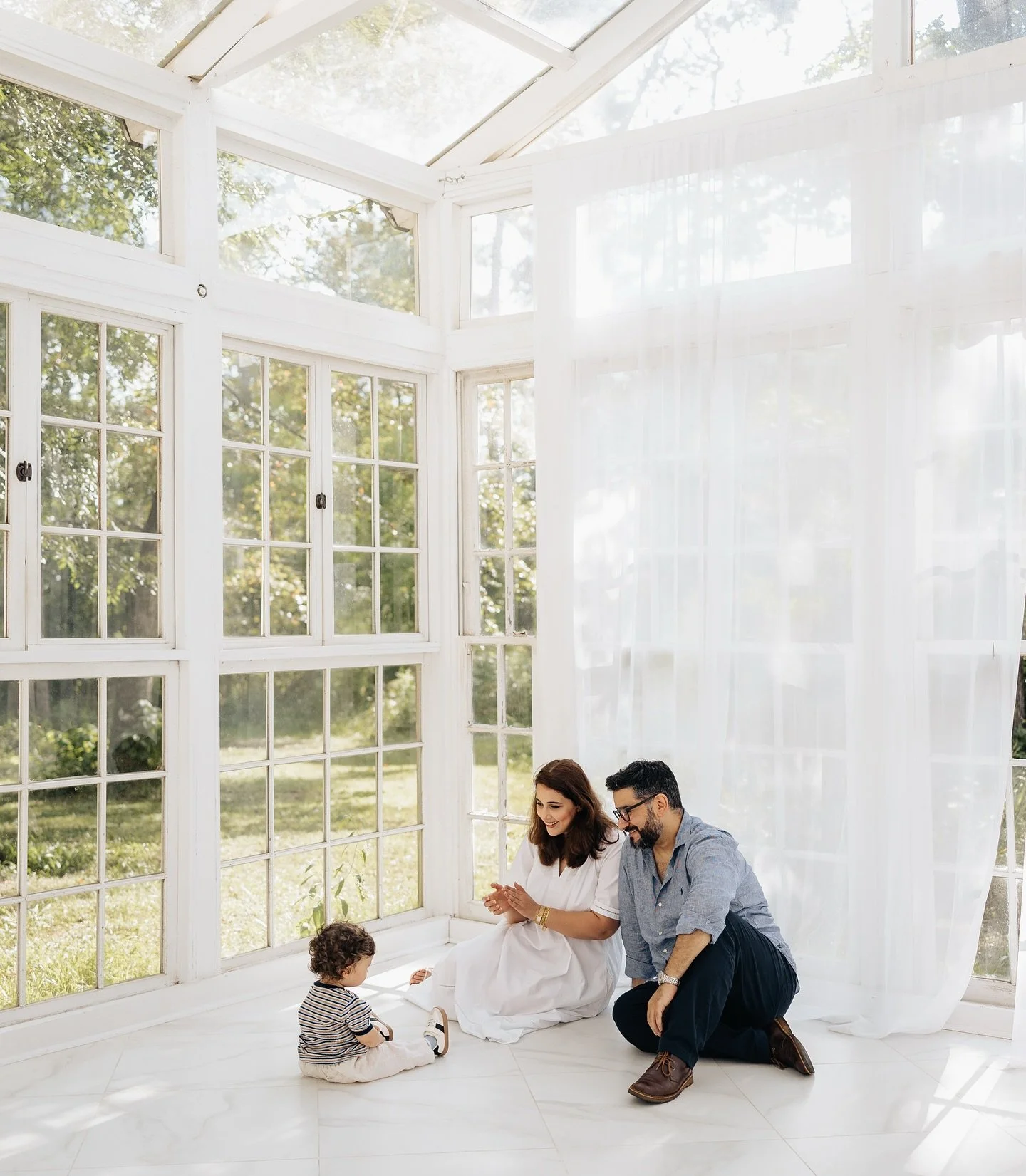 Captured the cutest family! 🤍🍃
My number one tip for family sessions is to relax, and enjoy the moment. Little ones don&rsquo;t always cooperate (and that&rsquo;s totally normal) Honestly, the unposed moments always end up being the sweetest.