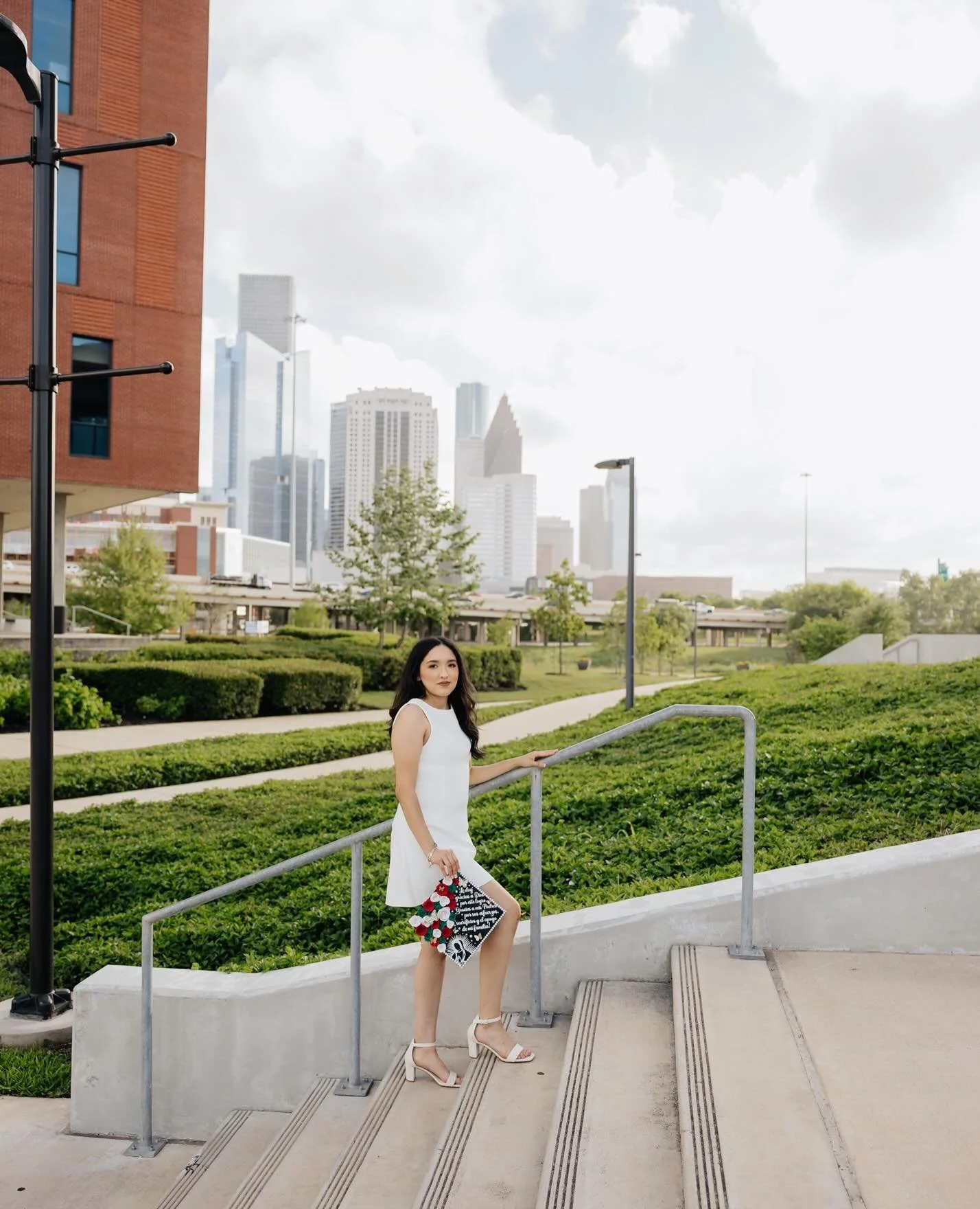Four years ago, I had the honor of taking Beatriz&rsquo;s senior photos, and now I had the chance to capture her undergrad graduation portraits! 🎓🥳

This session was extra special because it was my very first time taking photos at the University of