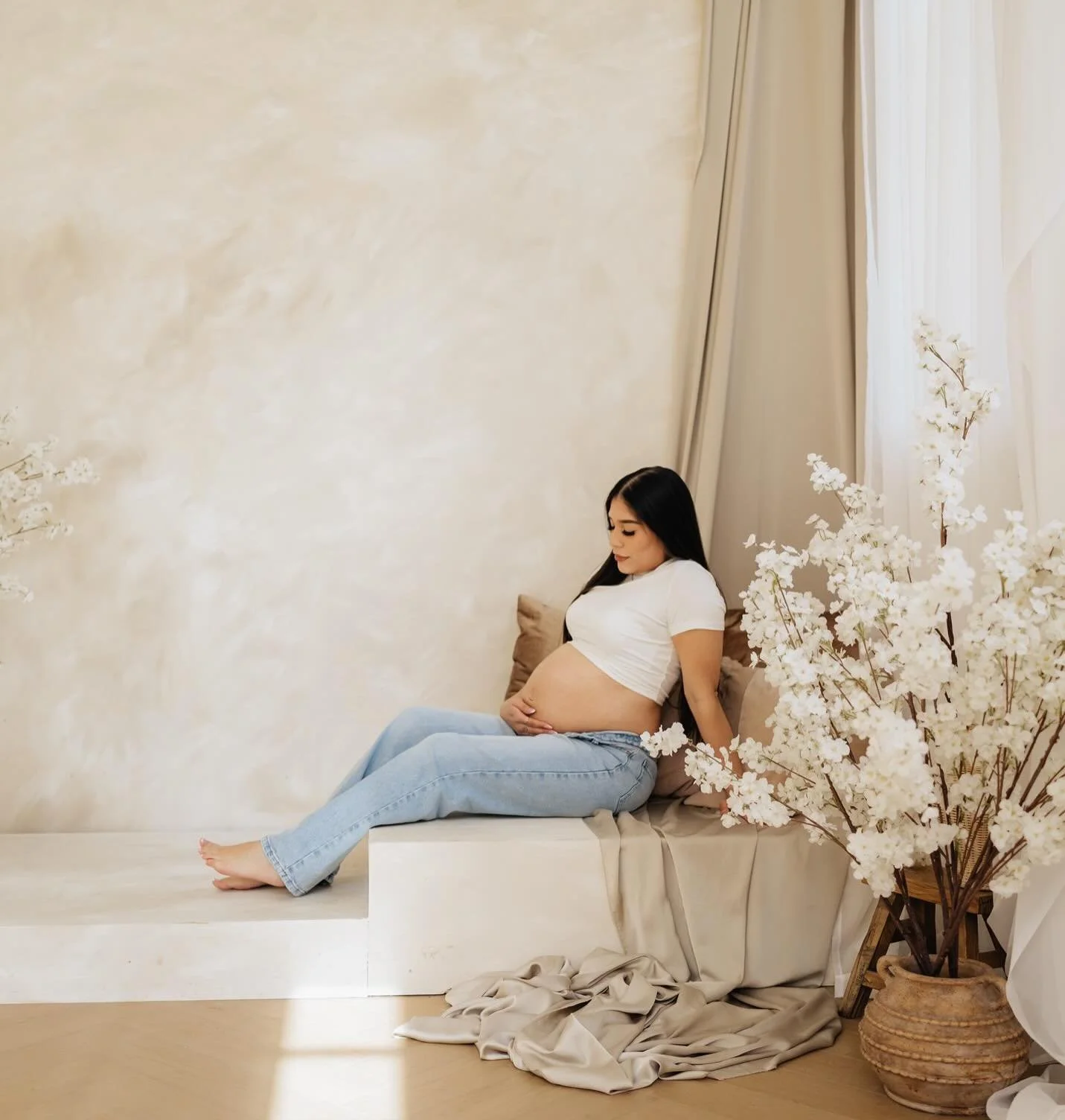 Nothing sweeter than documenting this season before baby arrives. 🤎🌼 

&bull;
&bull;
#houstonphotographer #texasphorographer  #maternitysession #maternityphootshoot #Houston photography