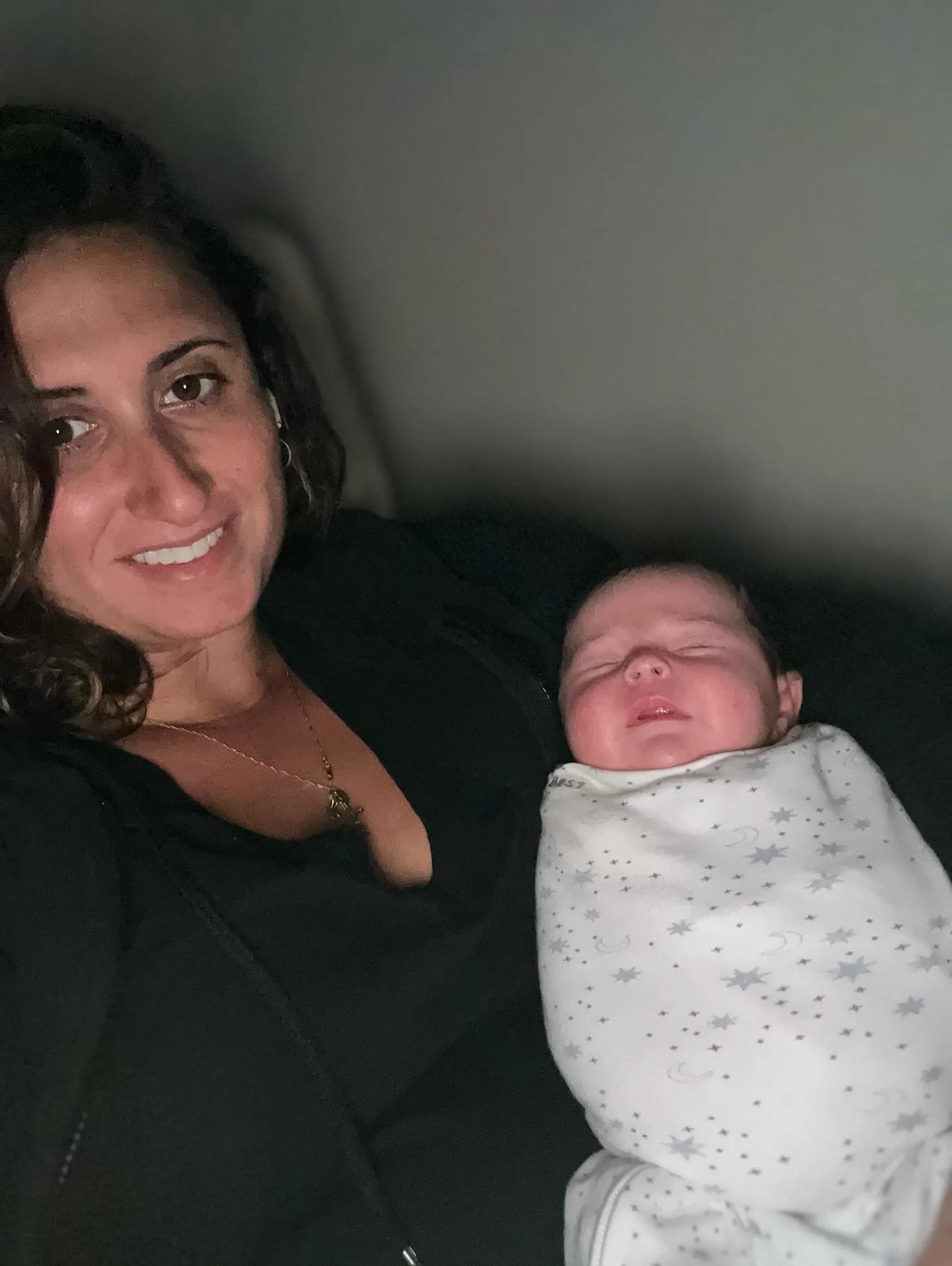 ✨ Why hold your baby upright after feeding? ✨

After a feeding, babies benefit from being held upright for about 20&ndash;30 minutes. This simple practice can make a big difference in their comfort and digestion.

💨 Reduces spit-up and gas &ndash; G