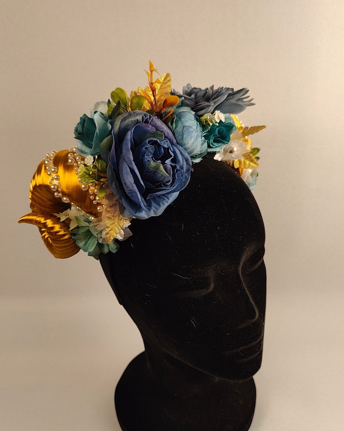 My most recent custom order for a wedding! I am really loving the elegant vibes 😻 #opulent 
You can check out more designs @ LostCreaturesCove.etsy.com