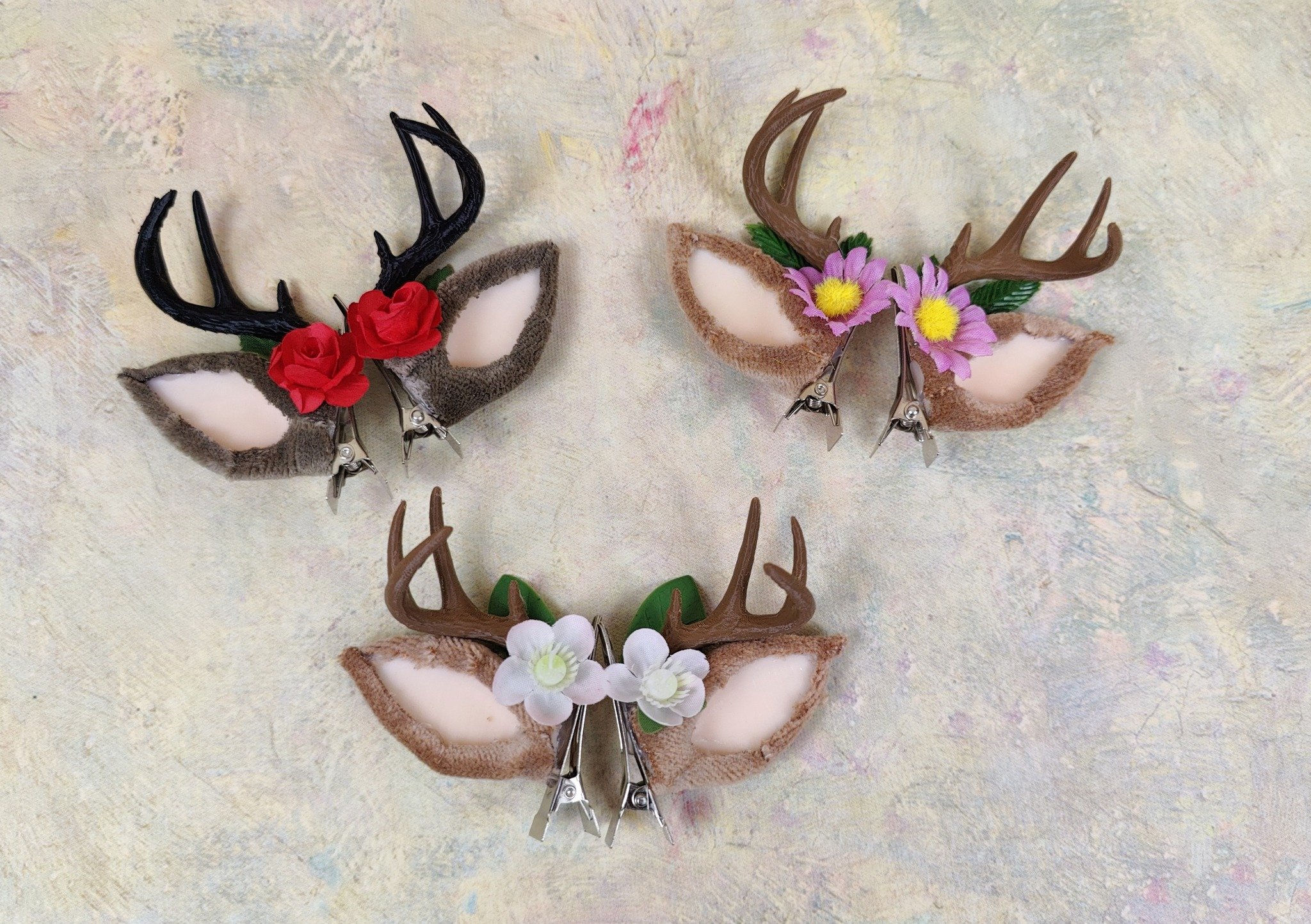 I am so excited to share with you these new deer antler hair clips!✨🦌 Currently with 2 fur color options and over 30 horn color options you can customize your set to fit whatever vibe you're going for!
https://lostcreaturescove.etsy.com/listing/4495