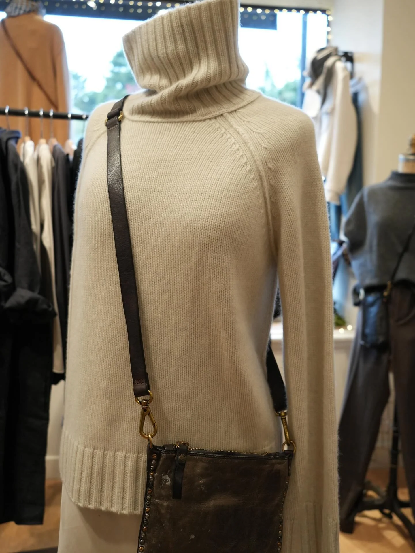 This 4-ply cashmere turtleneck from @brazeautricot may well be the softest thing you feel this winter ❄️ 

#cashmere #sweater #wintersweater #cozy #turtleneck