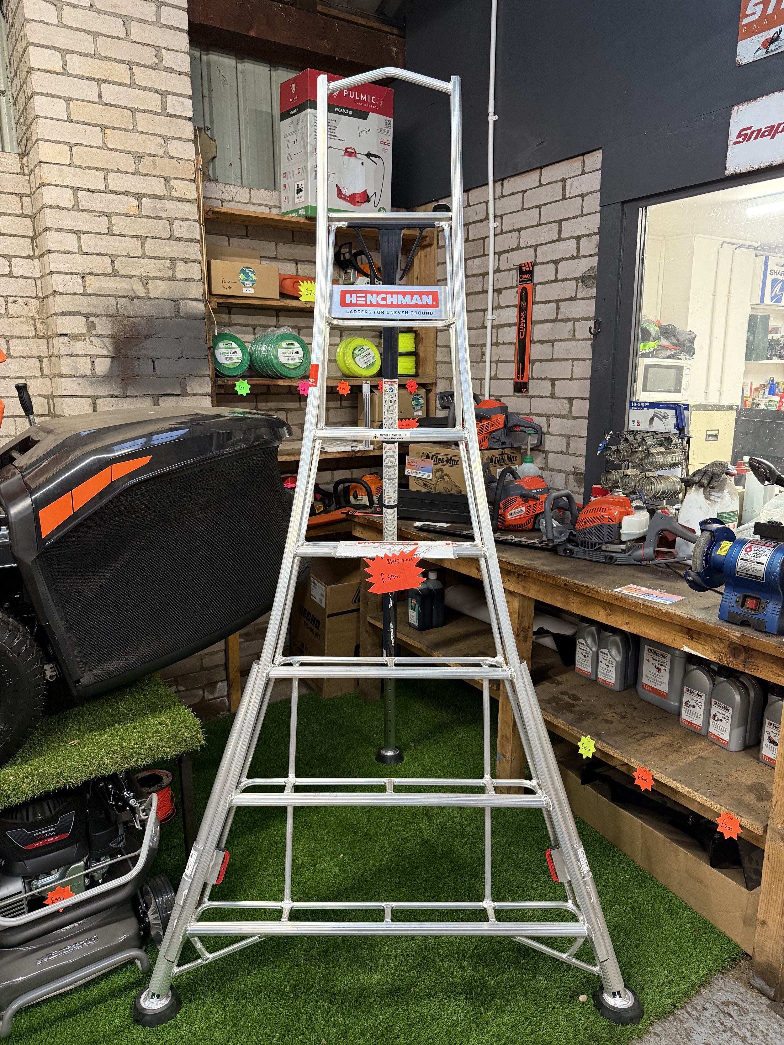 Henchman HMT240.3 – 8ft / 2.4m Fully Adjustable Tripod Ladder