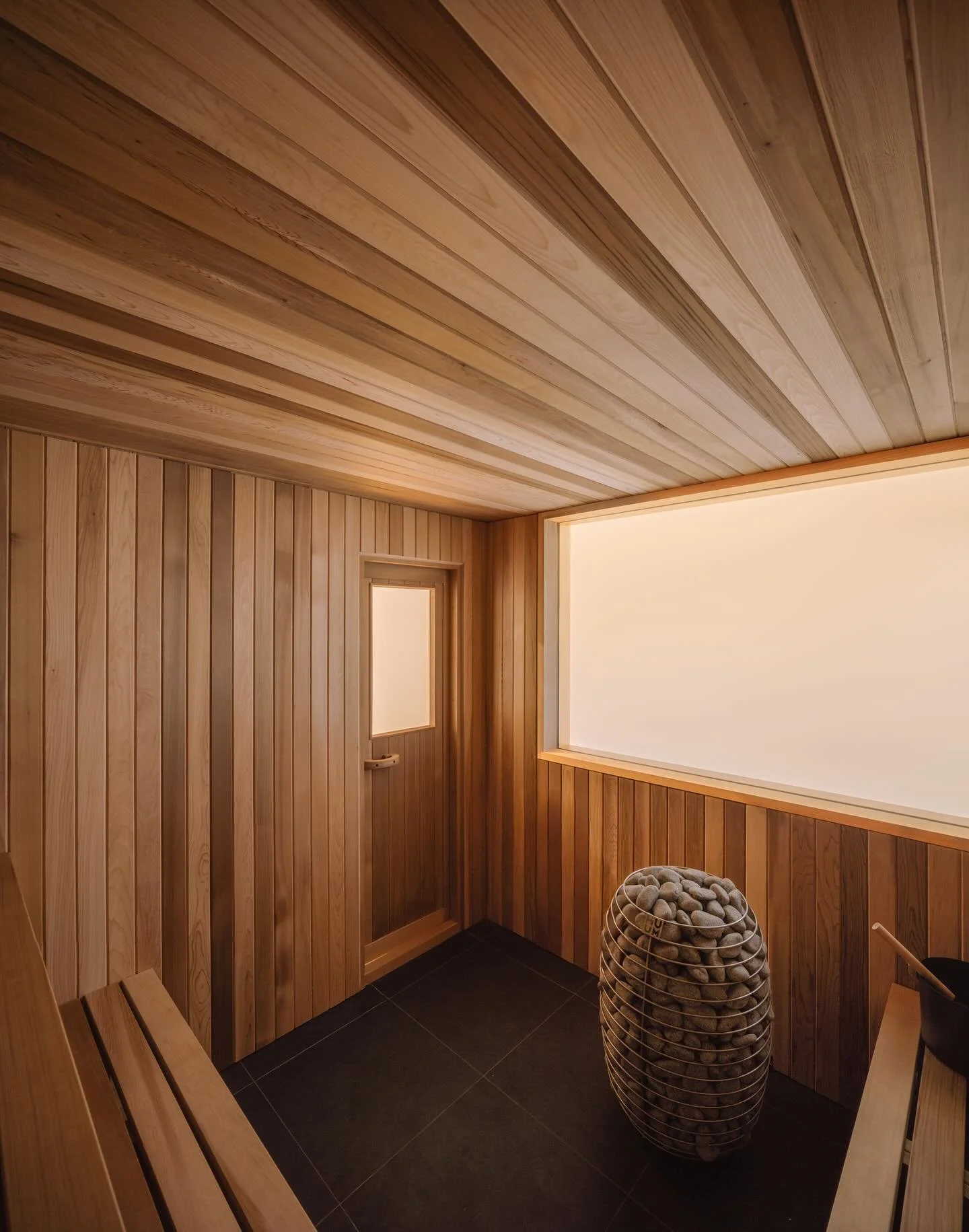 Just one more because sauna season is here in full force. 

Design/execution Kestrel Builders
Tile - @qts.ns 
Glazing - @superiorglazinghfx