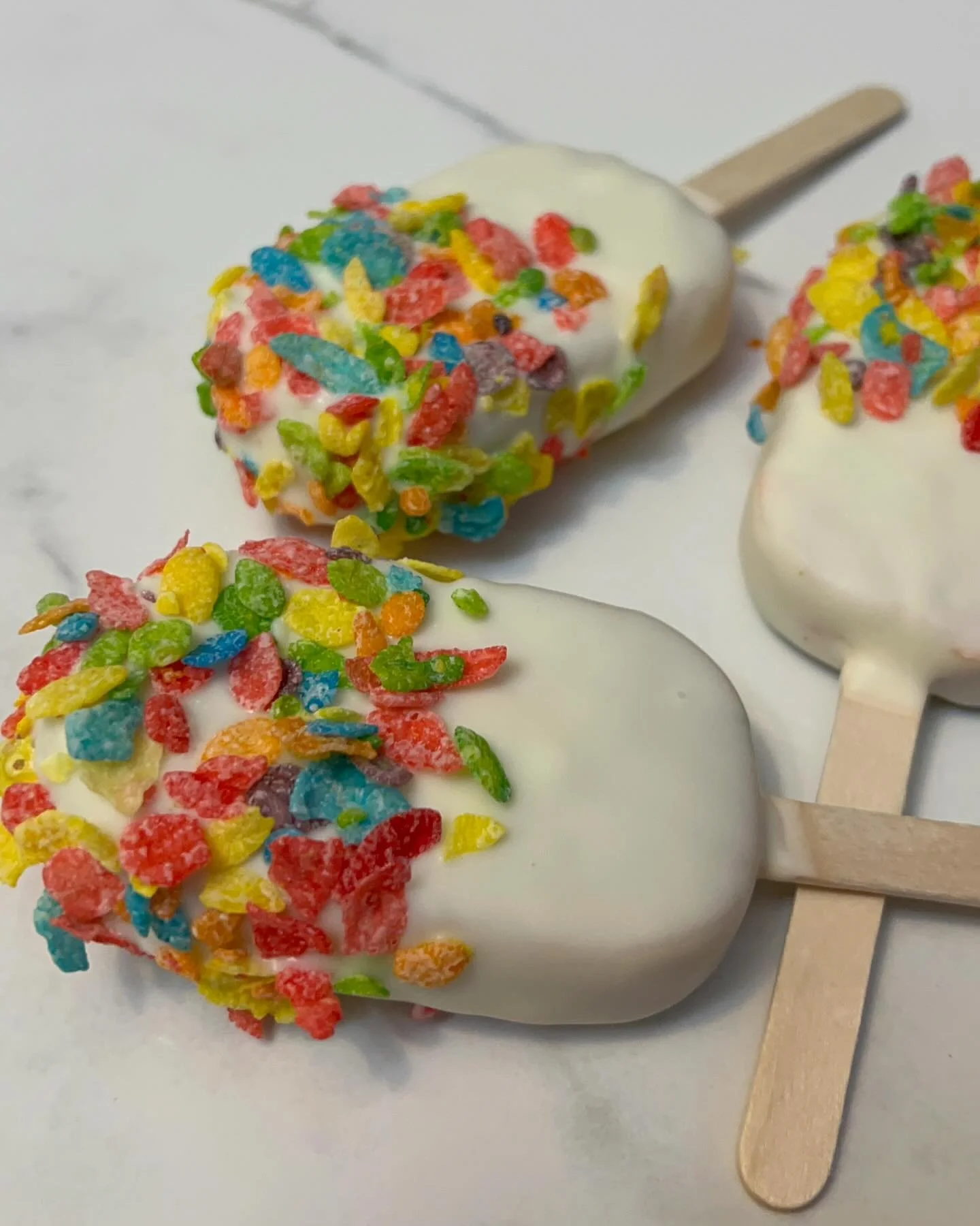 Fruity Pebbles Flavor! The idea struck me while strolling through the cereal isle. What was your favorite childhood cereal? Which flavor should I tackle next?
🥣
#cakepopsicle #cakepopflavors #cakepopartist