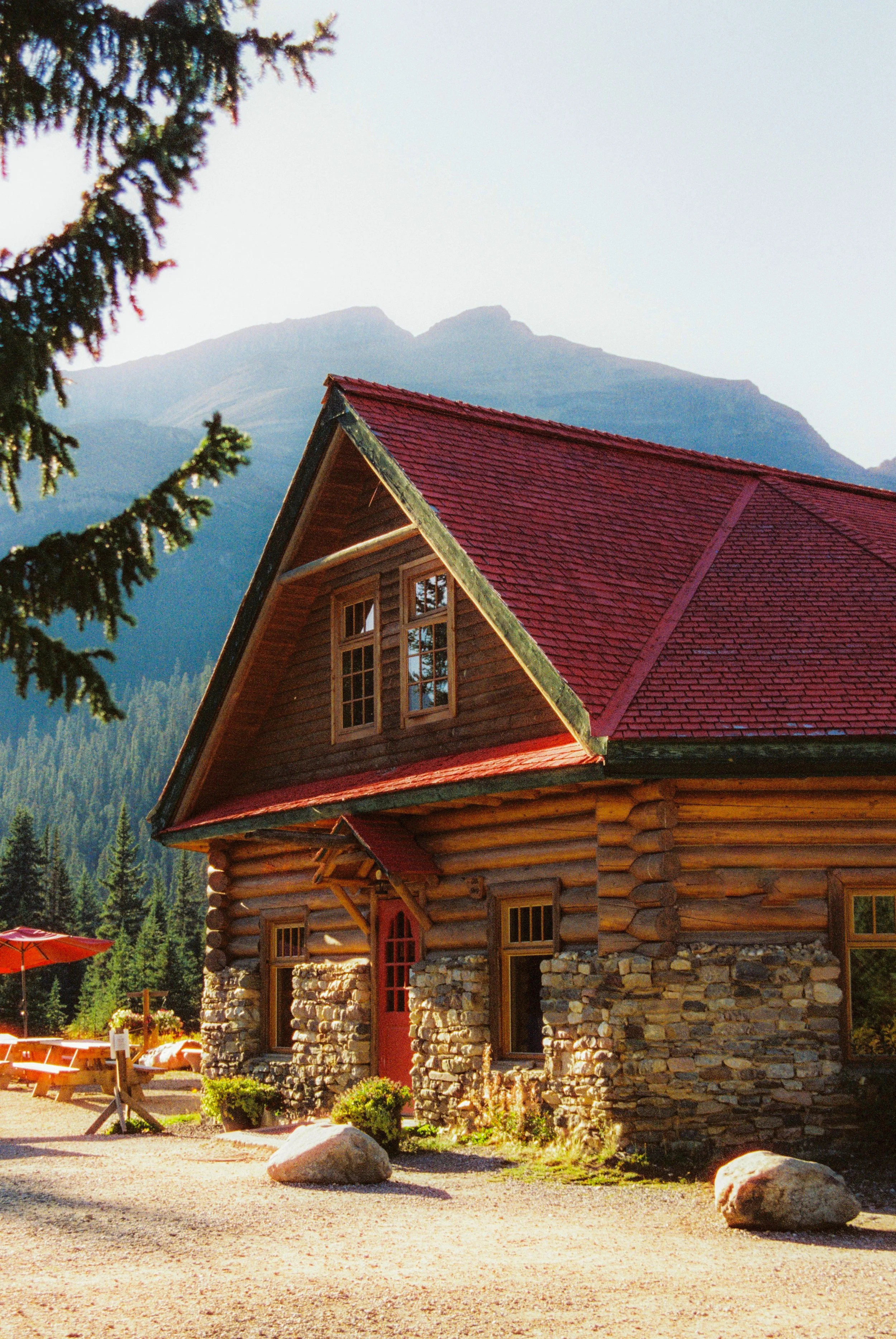 lodge_at_bow_lake_analog-000015.jpg