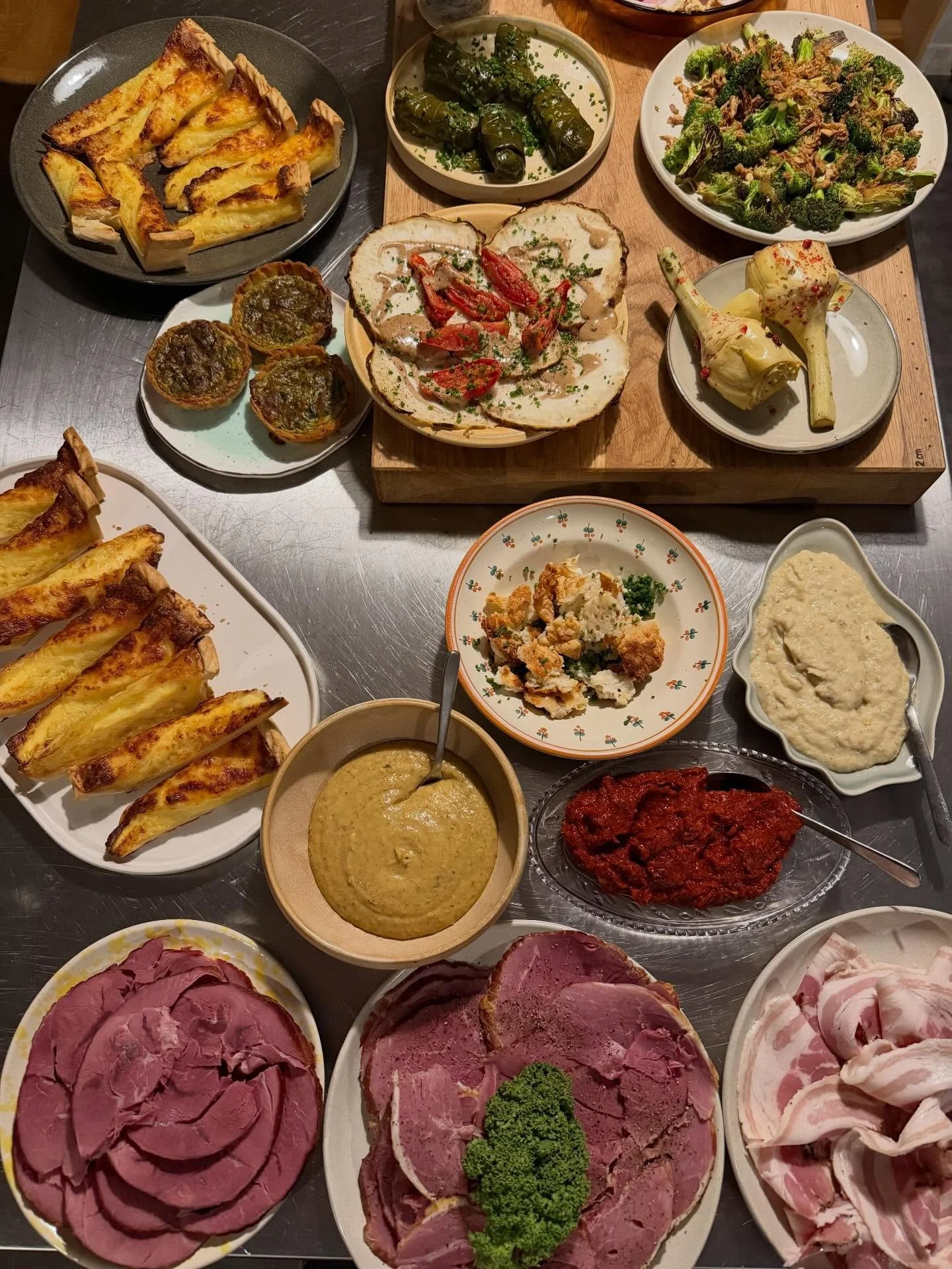 Mitt i en hektisk vecka med gigg b&aring;de p&aring; Gotland &amp; Stockholm varje dag! Ig&aring;r gjorde vi julbord med mycket vegetariska inslag till v&aring;ra kompisar p&aring; @cafeamaliavisby p&aring; b&auml;sta @visbymatstudio 

Nu laddar vi o