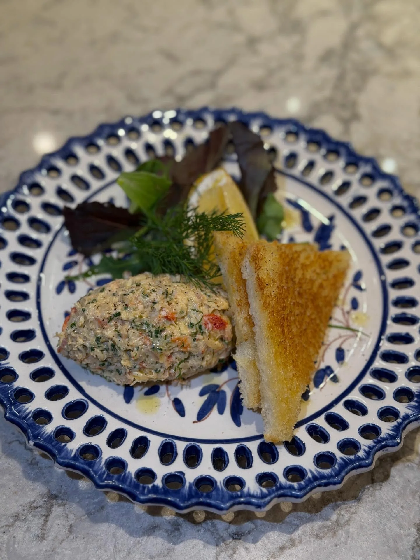 Lite bilder p&aring; r&auml;tterna till &aring;rets Ny&aring;skasse🥂🎉🥂🎉

Hummersallad med rotselleri, dragon &amp; gr&auml;sl&ouml;k serveras med toastbr&ouml;d, dill &amp; citron

Oxfil&eacute; tournedos med konjak &amp; gr&ouml;npepparss&aring;