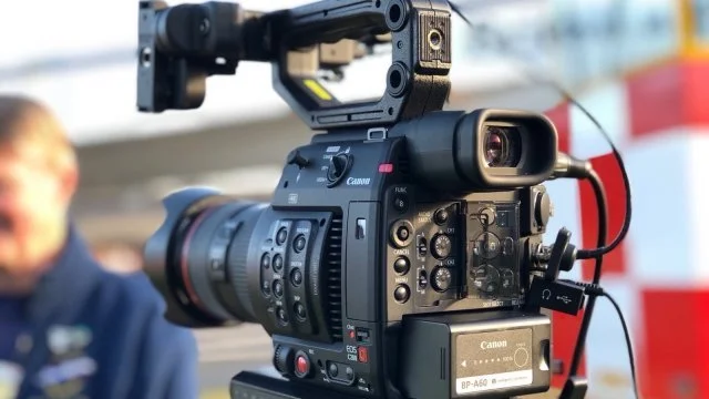 Kamera, klapka a jedeme ...