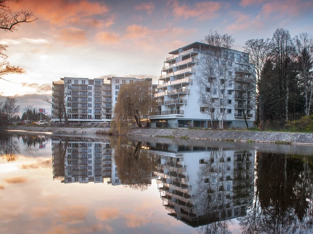 Podle fotek poznáš makléře