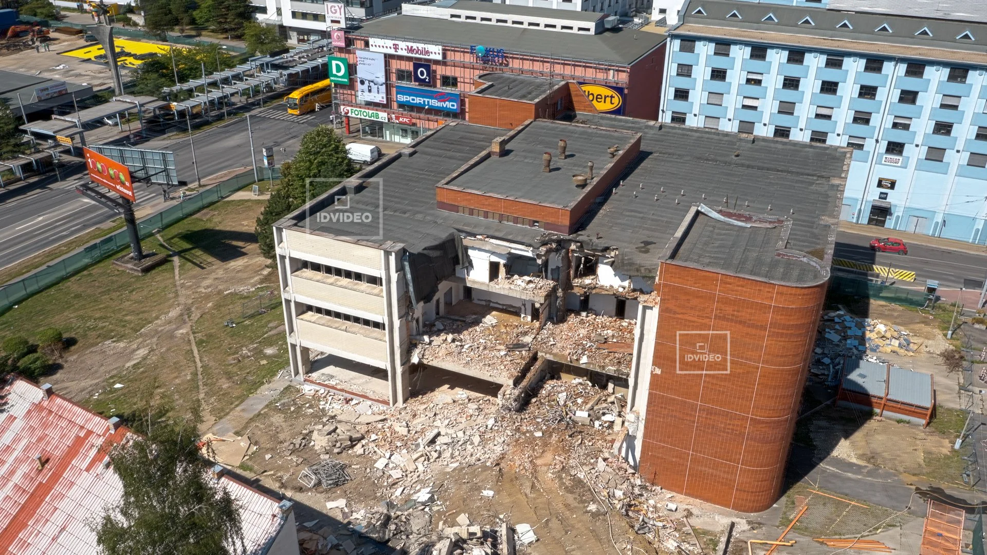 Telefonica na Pražské padá k zemi